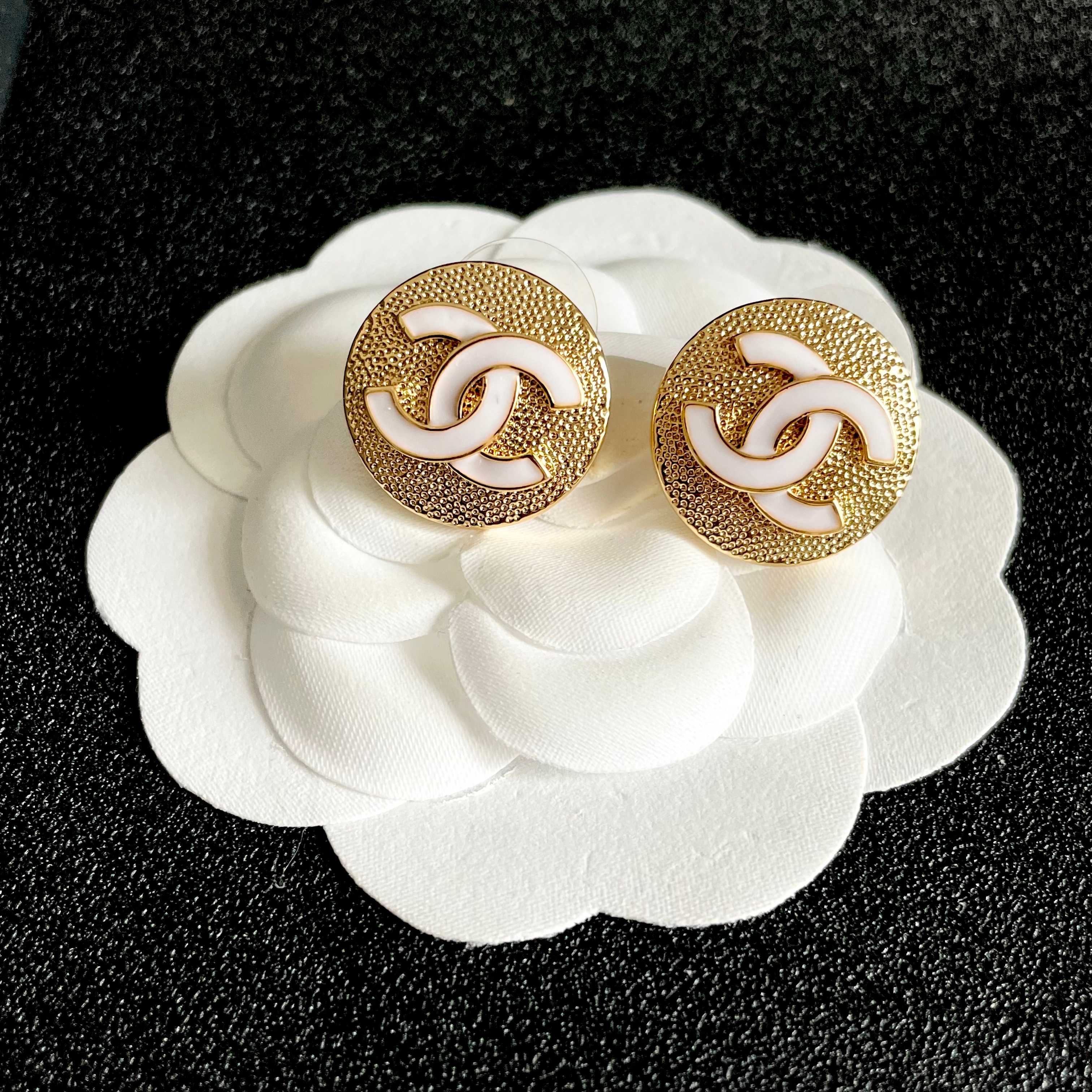CHANEL 26S DOUBLE C LOGO WHITE ENAMEL TEXTURED ROUND STUD EARRINGS IN GOLD METAL 630072