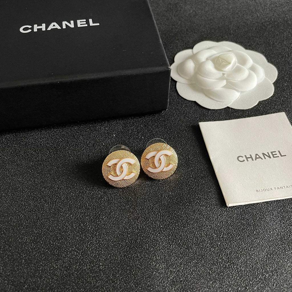 CHANEL 26S DOUBLE C LOGO WHITE ENAMEL TEXTURED ROUND STUD EARRINGS IN GOLD METAL 630072