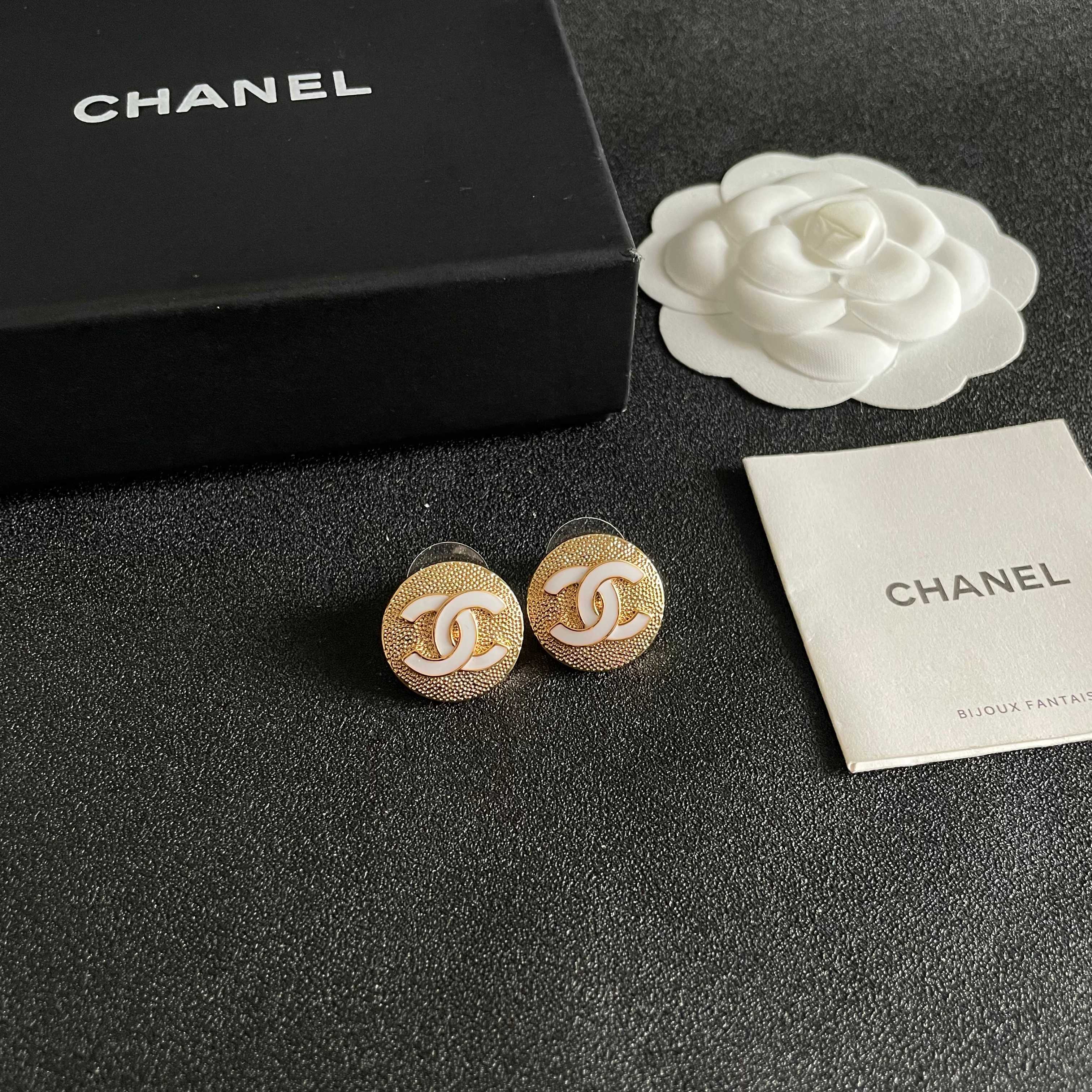 CHANEL 26S DOUBLE C LOGO WHITE ENAMEL TEXTURED ROUND STUD EARRINGS IN GOLD METAL 630072