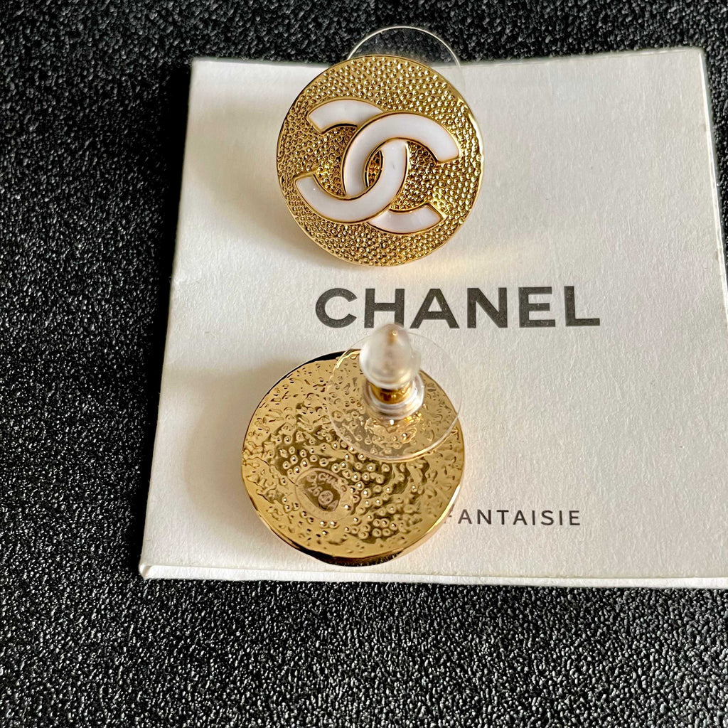CHANEL 26S DOUBLE C LOGO WHITE ENAMEL TEXTURED ROUND STUD EARRINGS IN GOLD METAL 630072