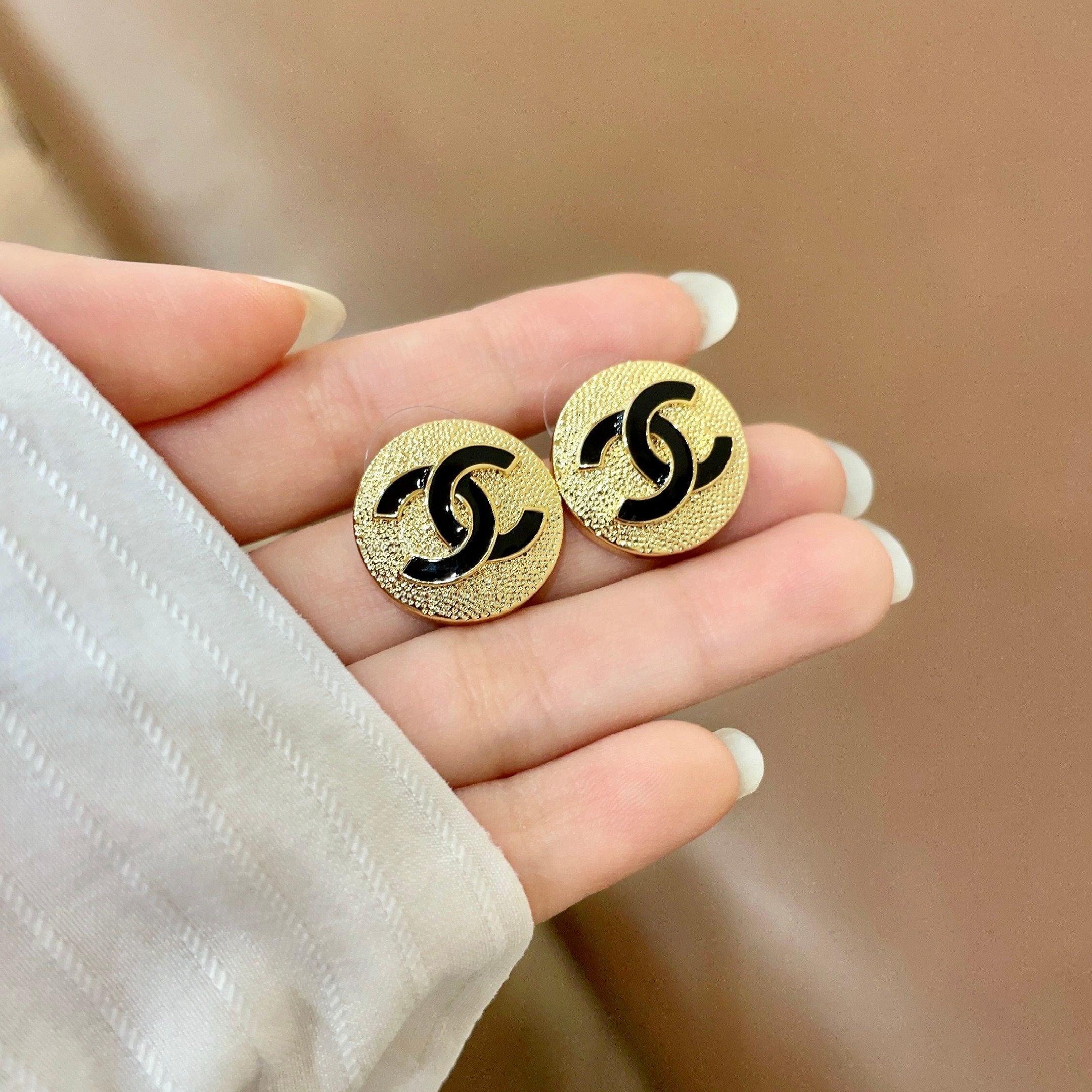 CHANEL 26S DOUBLE C LOGO BLACK ENAMEL TEXTURED ROUND STUD EARRINGS IN GOLD METAL 630073