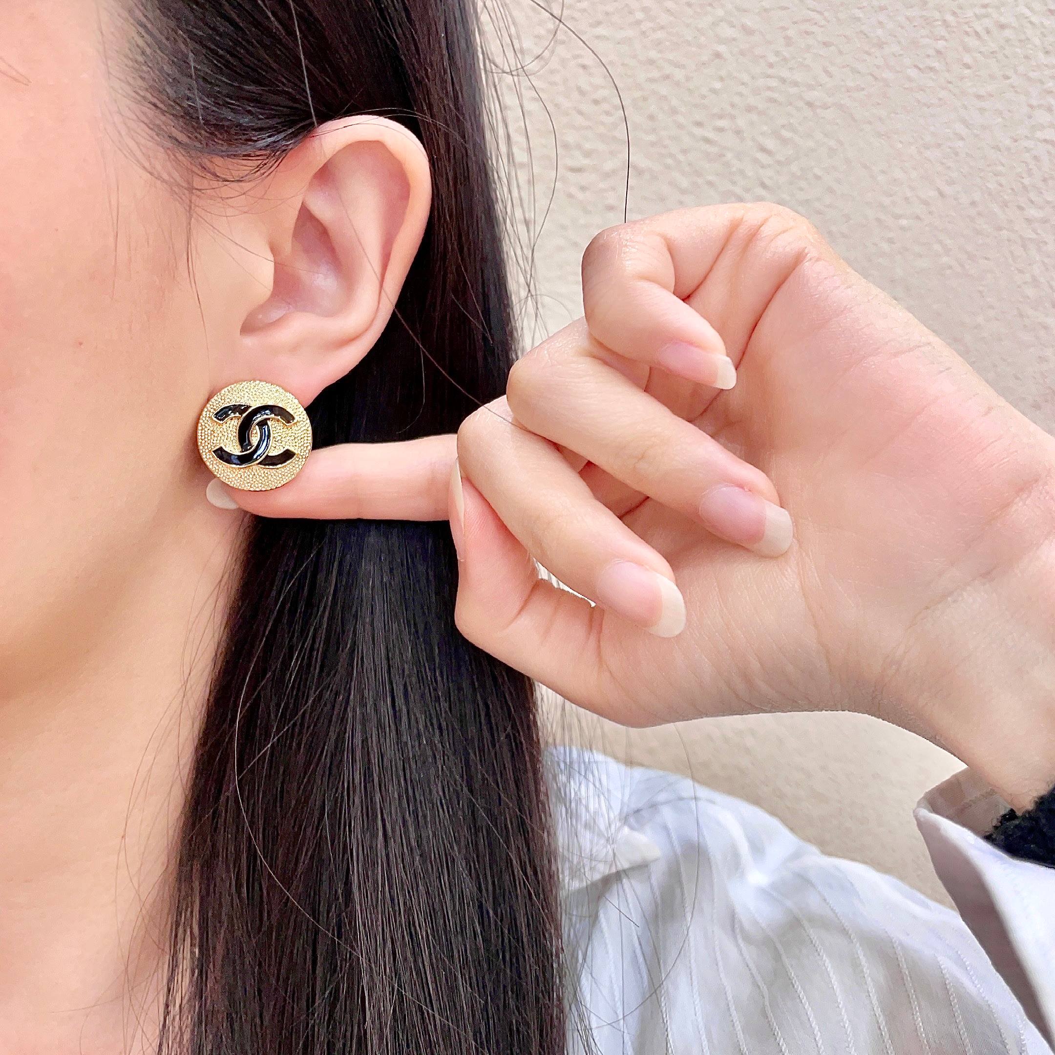 CHANEL 26S DOUBLE C LOGO BLACK ENAMEL TEXTURED ROUND STUD EARRINGS IN GOLD METAL 630073