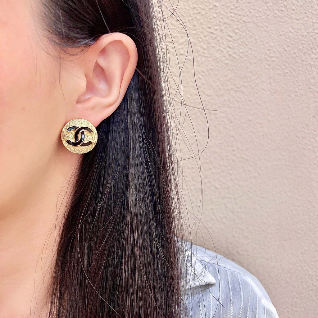 CHANEL 26S DOUBLE C LOGO BLACK ENAMEL TEXTURED ROUND STUD EARRINGS IN GOLD METAL 630073