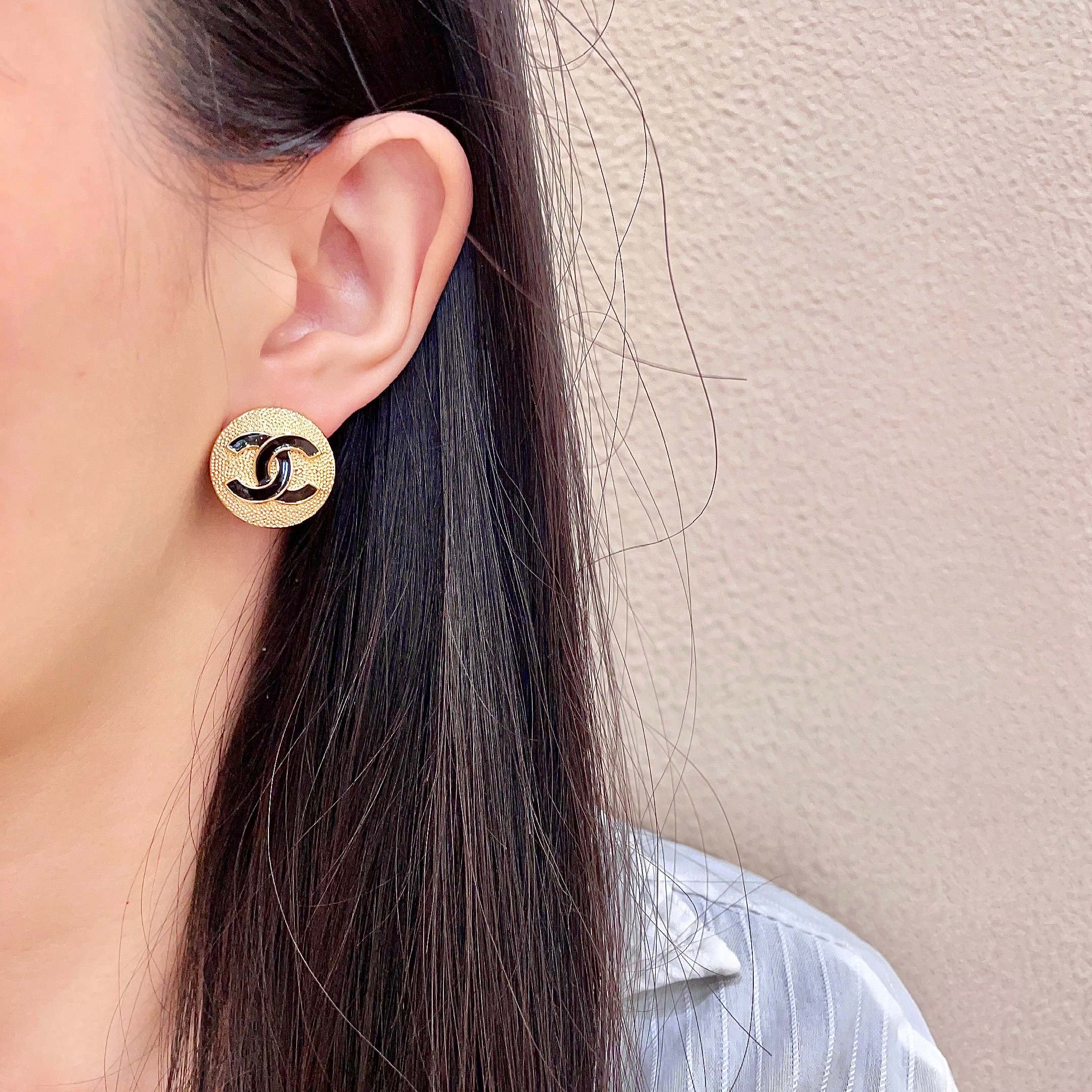 CHANEL 26S DOUBLE C LOGO BLACK ENAMEL TEXTURED ROUND STUD EARRINGS IN GOLD METAL 630073