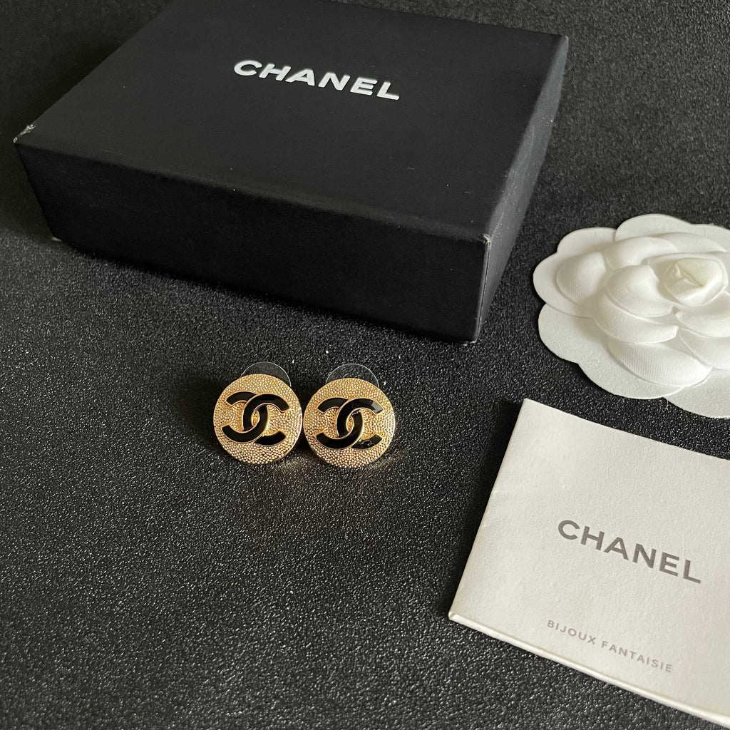 CHANEL 26S DOUBLE C LOGO BLACK ENAMEL TEXTURED ROUND STUD EARRINGS IN GOLD METAL 630073