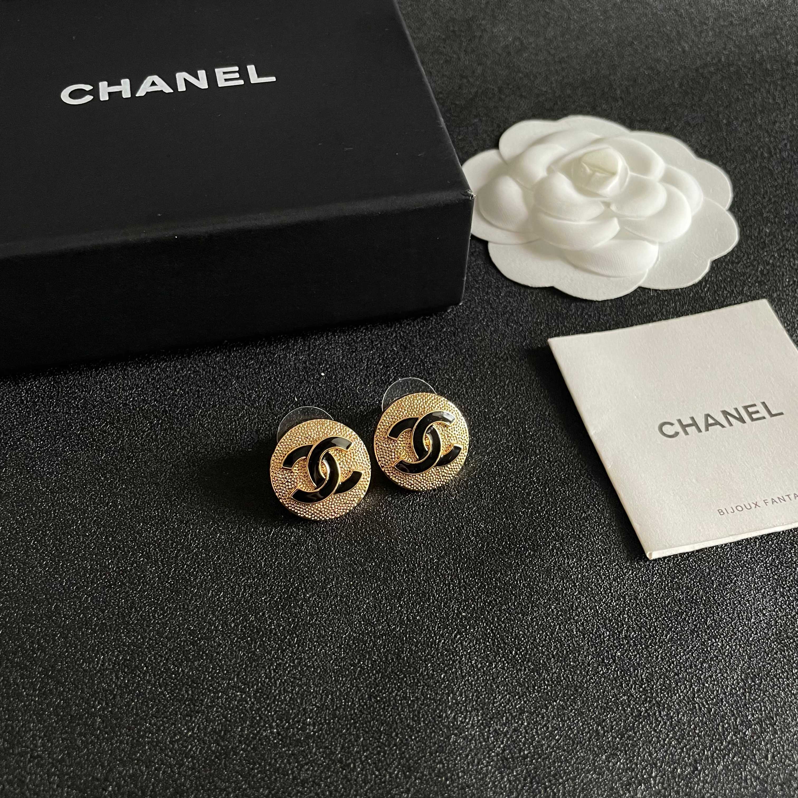 CHANEL 26S DOUBLE C LOGO BLACK ENAMEL TEXTURED ROUND STUD EARRINGS IN GOLD METAL 630073