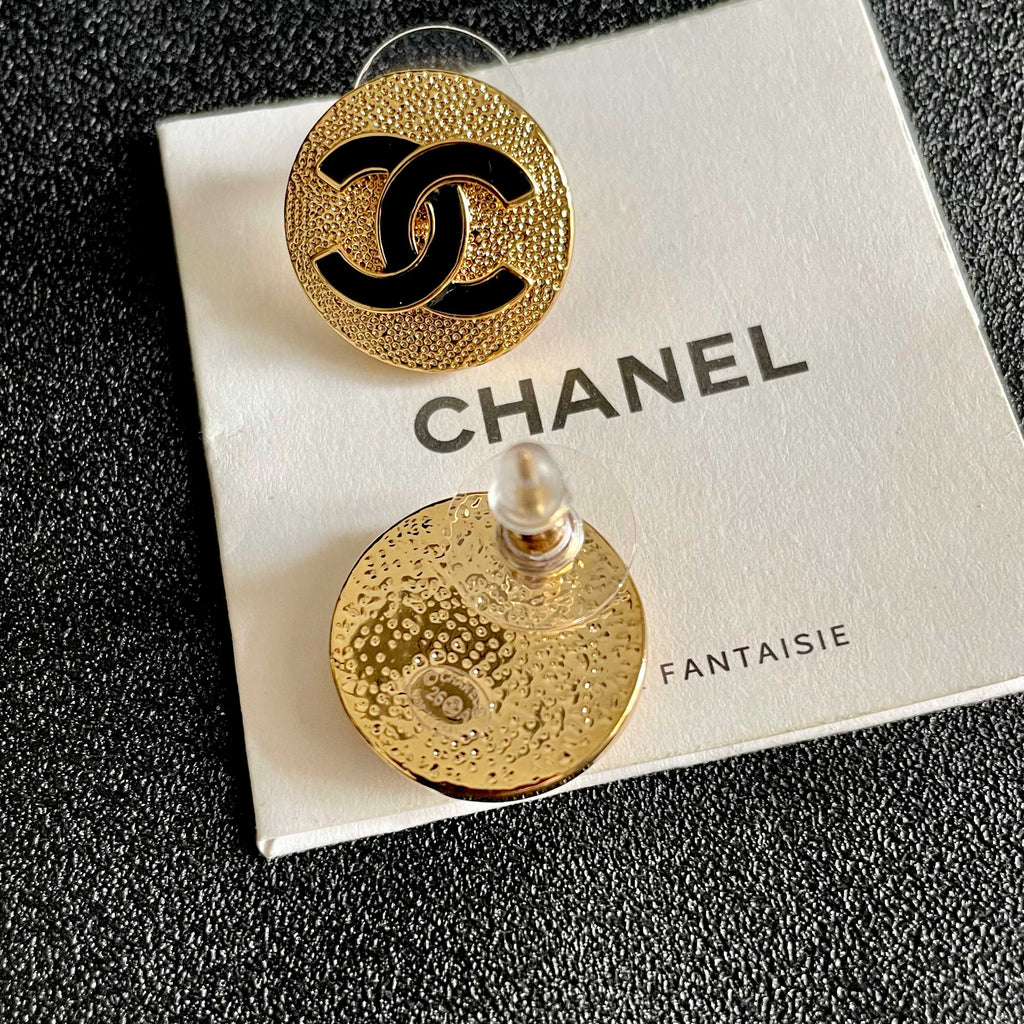 CHANEL 26S DOUBLE C LOGO BLACK ENAMEL TEXTURED ROUND STUD EARRINGS IN GOLD METAL 630073