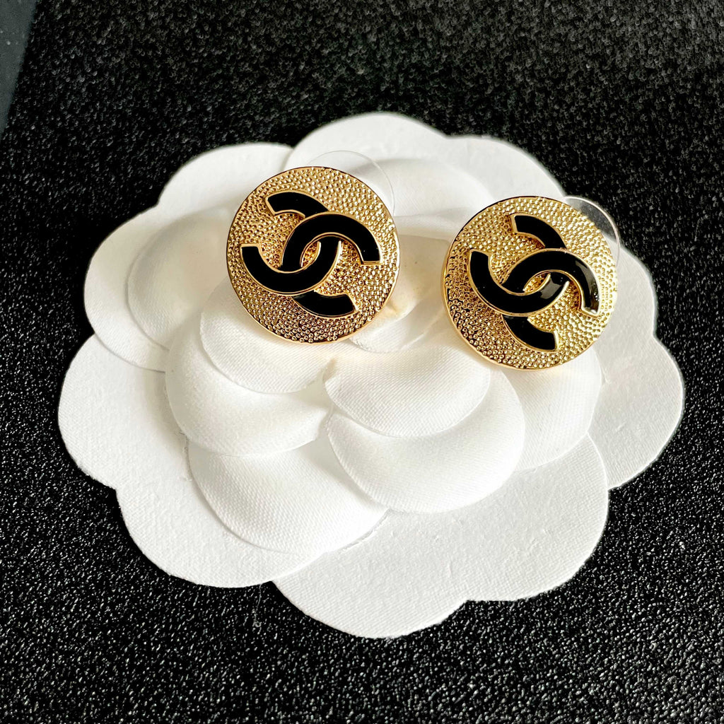 CHANEL 26S DOUBLE C LOGO BLACK ENAMEL TEXTURED ROUND STUD EARRINGS IN GOLD METAL 630073