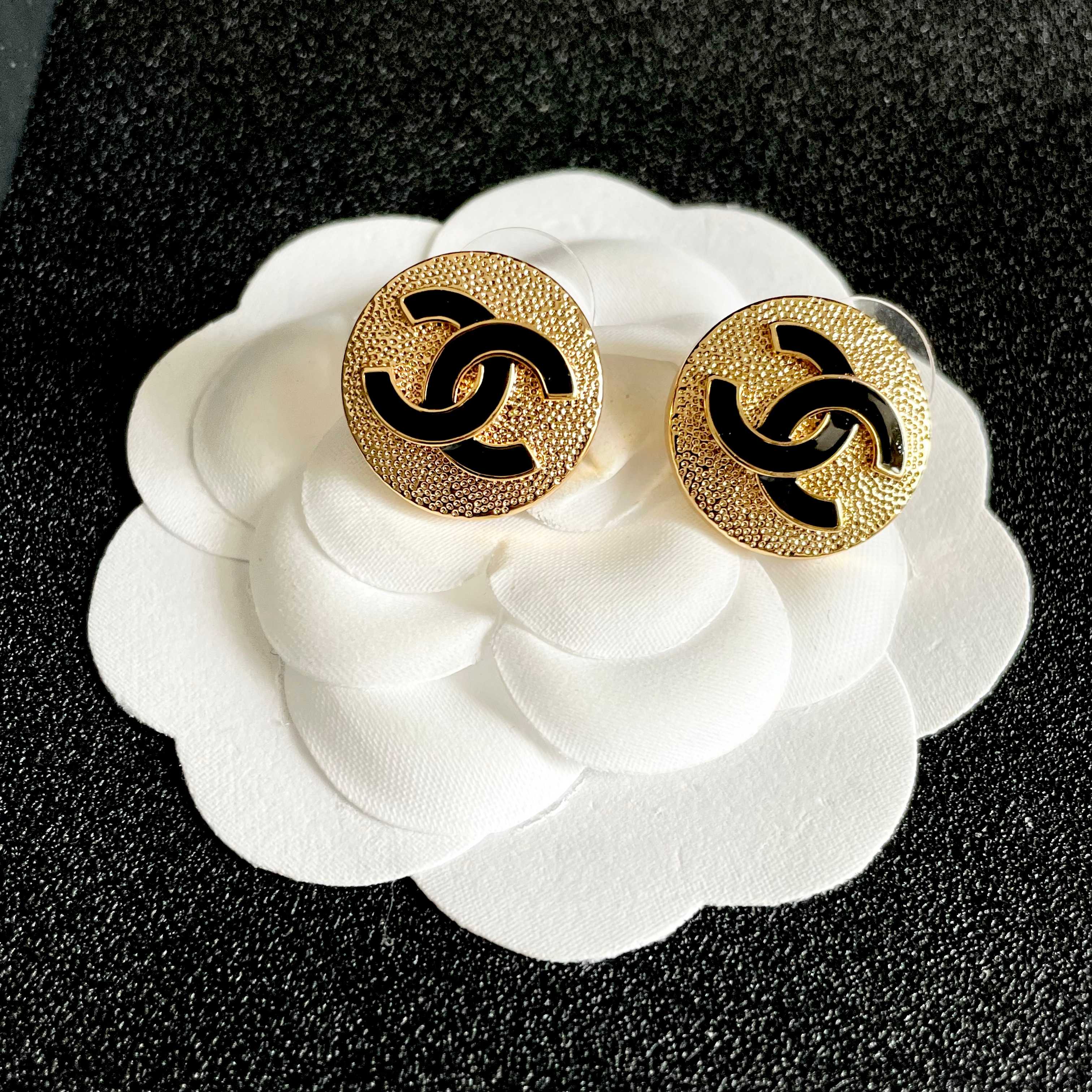 CHANEL 26S DOUBLE C LOGO BLACK ENAMEL TEXTURED ROUND STUD EARRINGS IN GOLD METAL 630073
