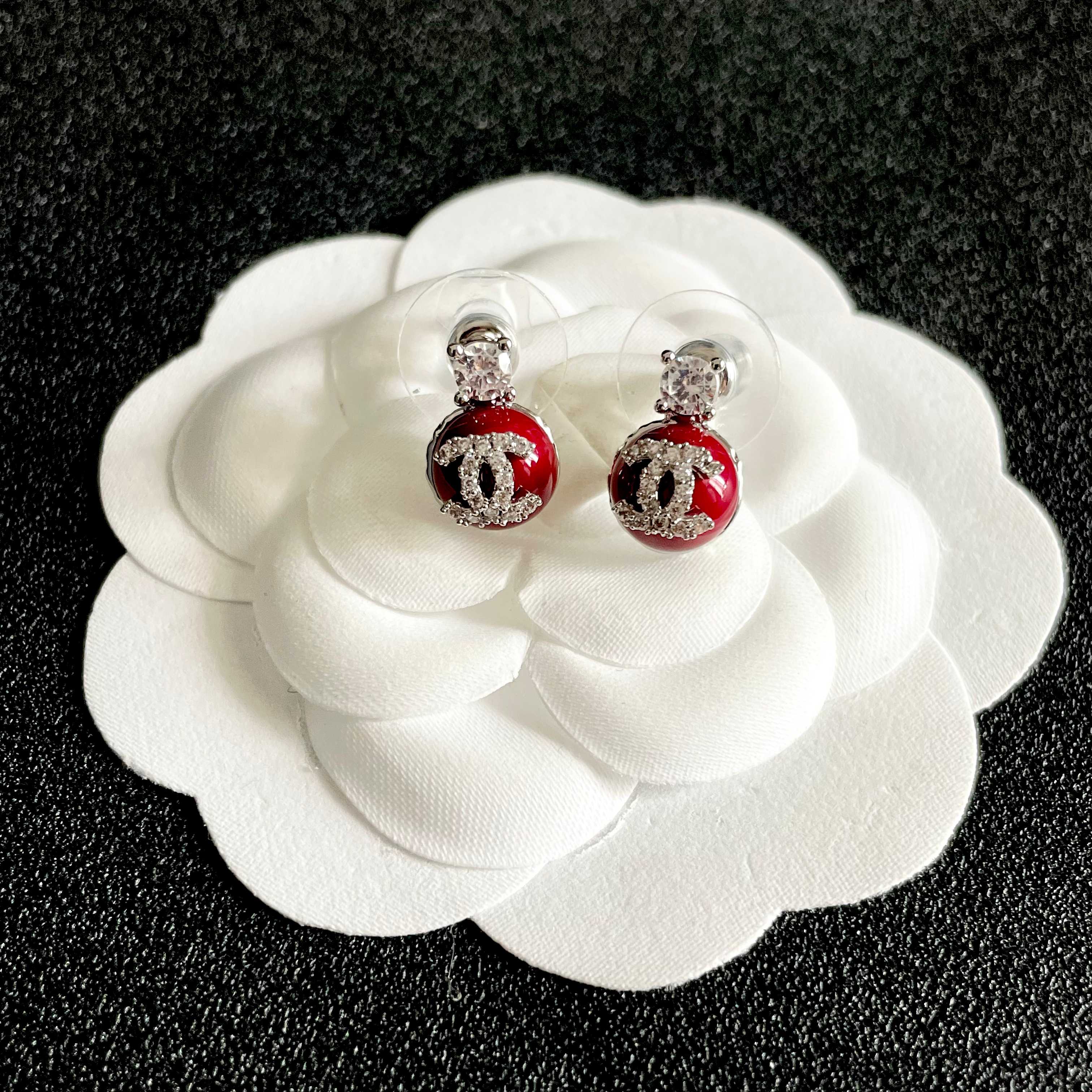 CHANEL 26S DOUBLE C LOGO RED ENAMEL CRYSTAL DROP STUD EARRINGS IN SILVER METAL 630074