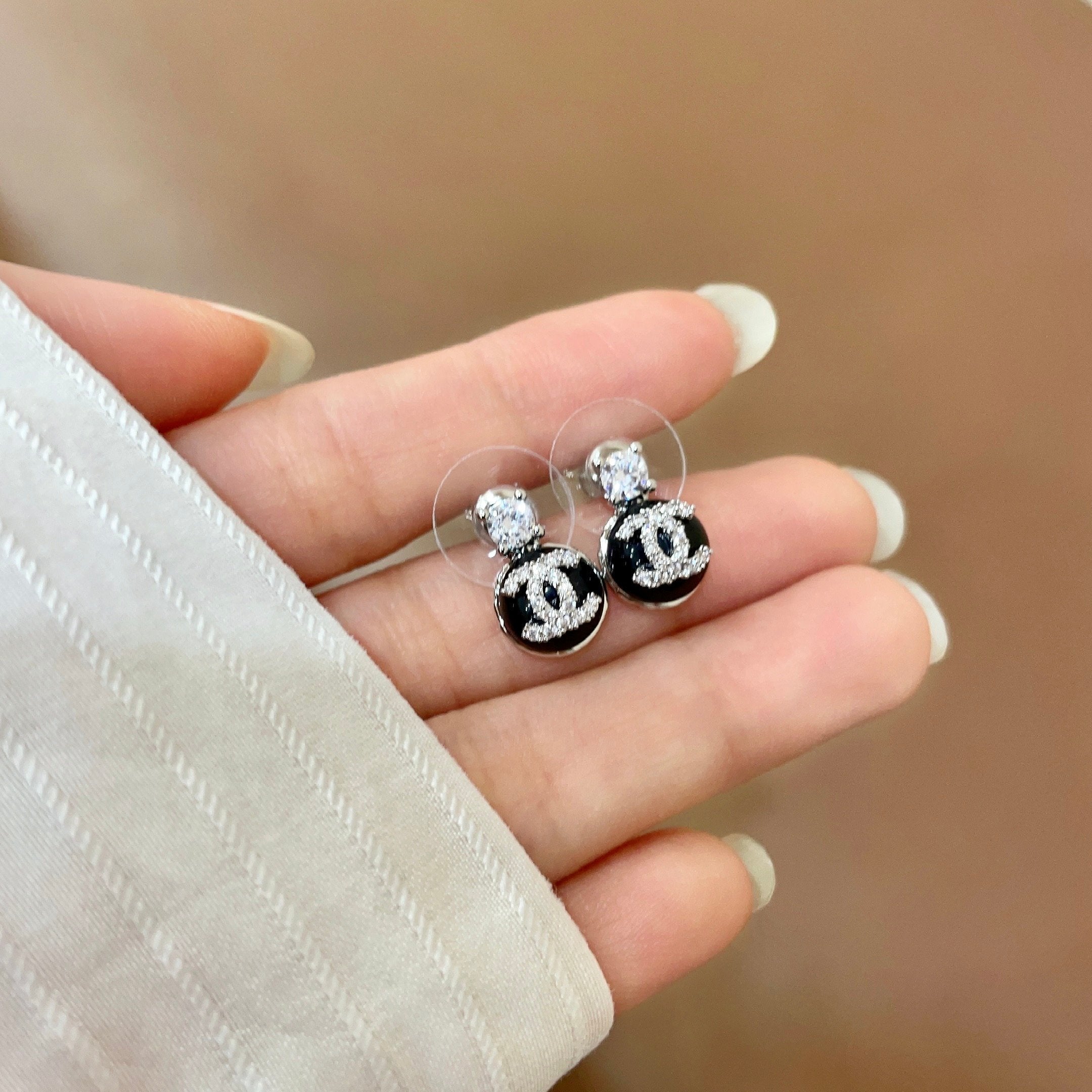 CHANEL 26S DOUBLE C LOGO BLACK ENAMEL CRYSTAL DROP STUD EARRINGS IN SILVER METAL 630075