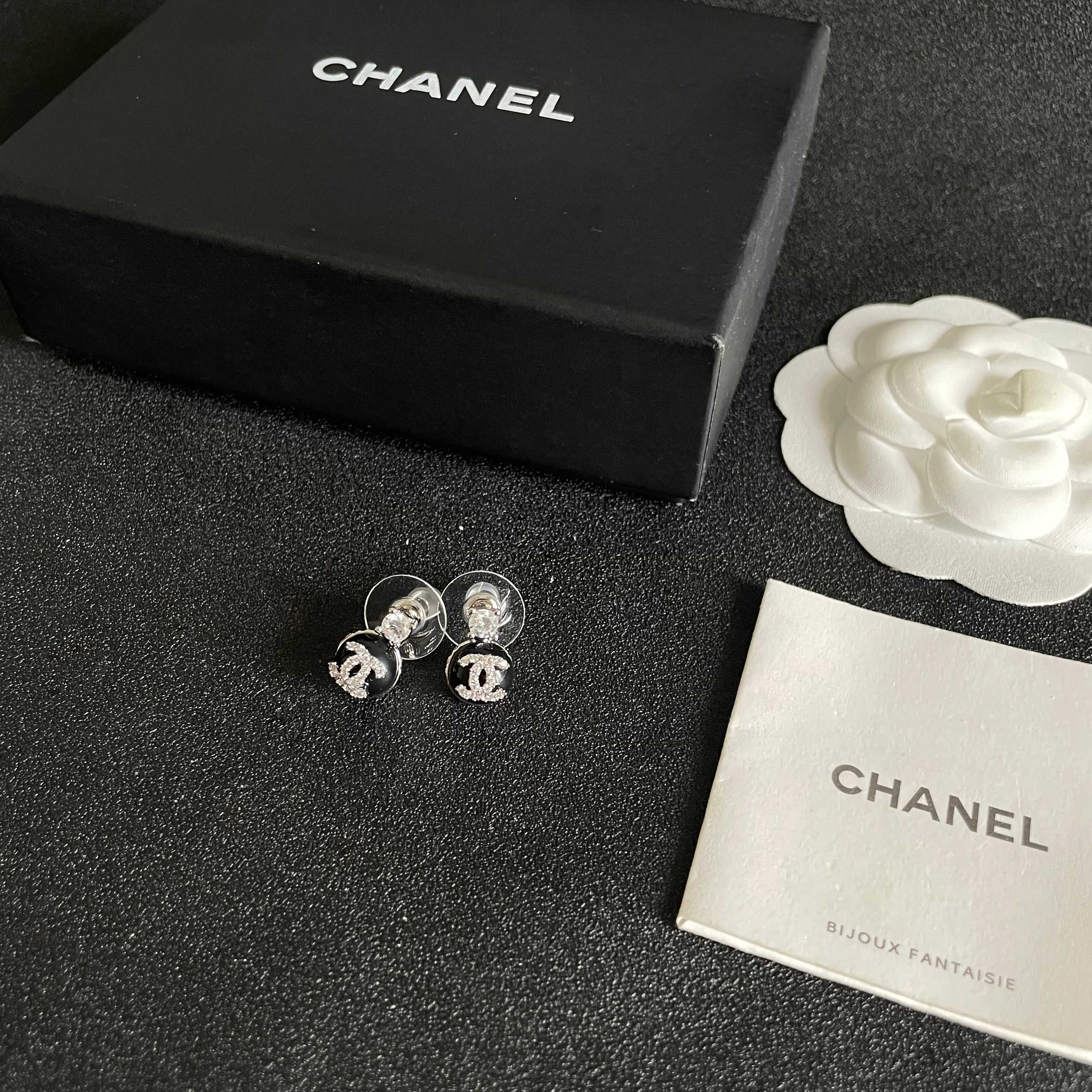 CHANEL 26S DOUBLE C LOGO BLACK ENAMEL CRYSTAL DROP STUD EARRINGS IN SILVER METAL 630075