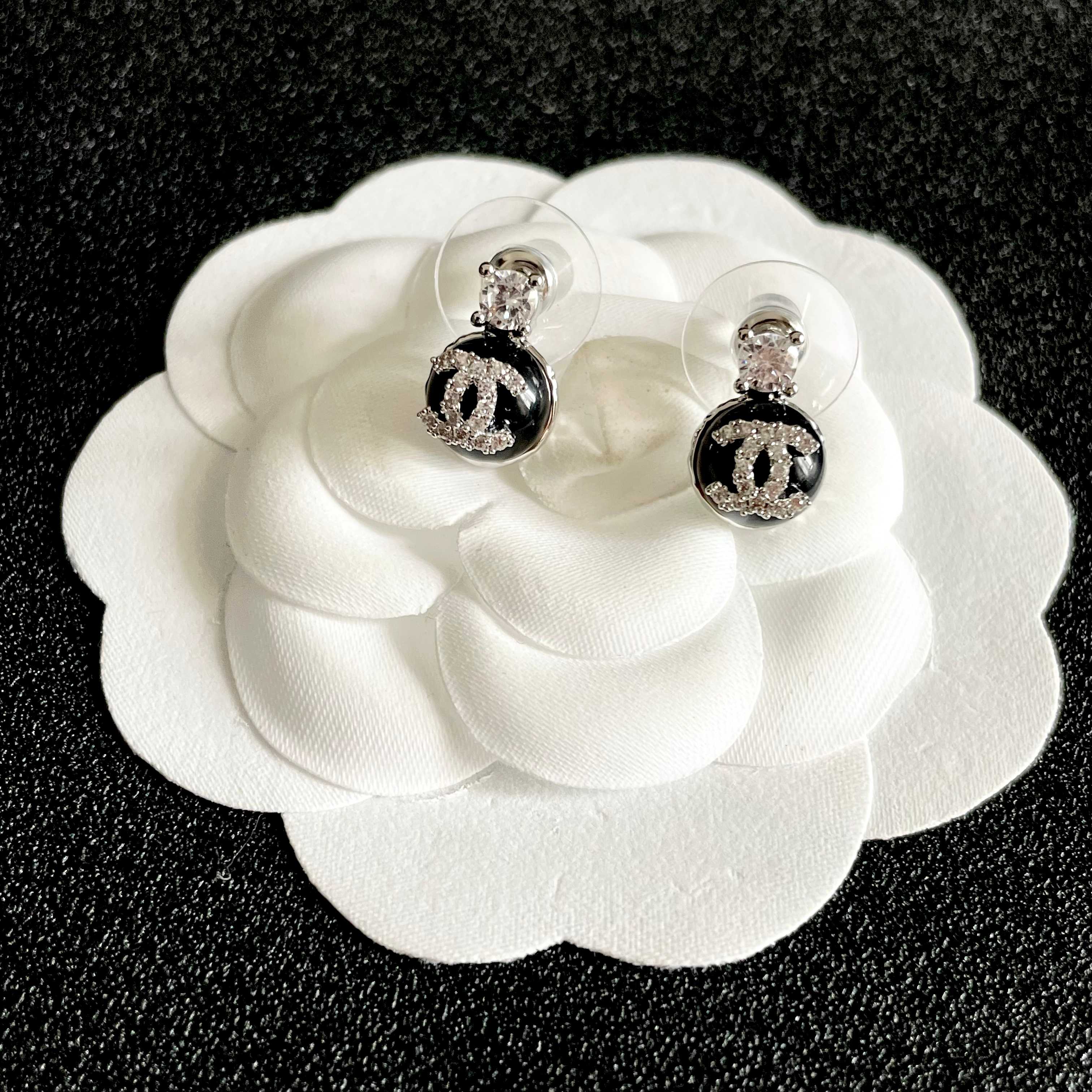 CHANEL 26S DOUBLE C LOGO BLACK ENAMEL CRYSTAL DROP STUD EARRINGS IN SILVER METAL 630075