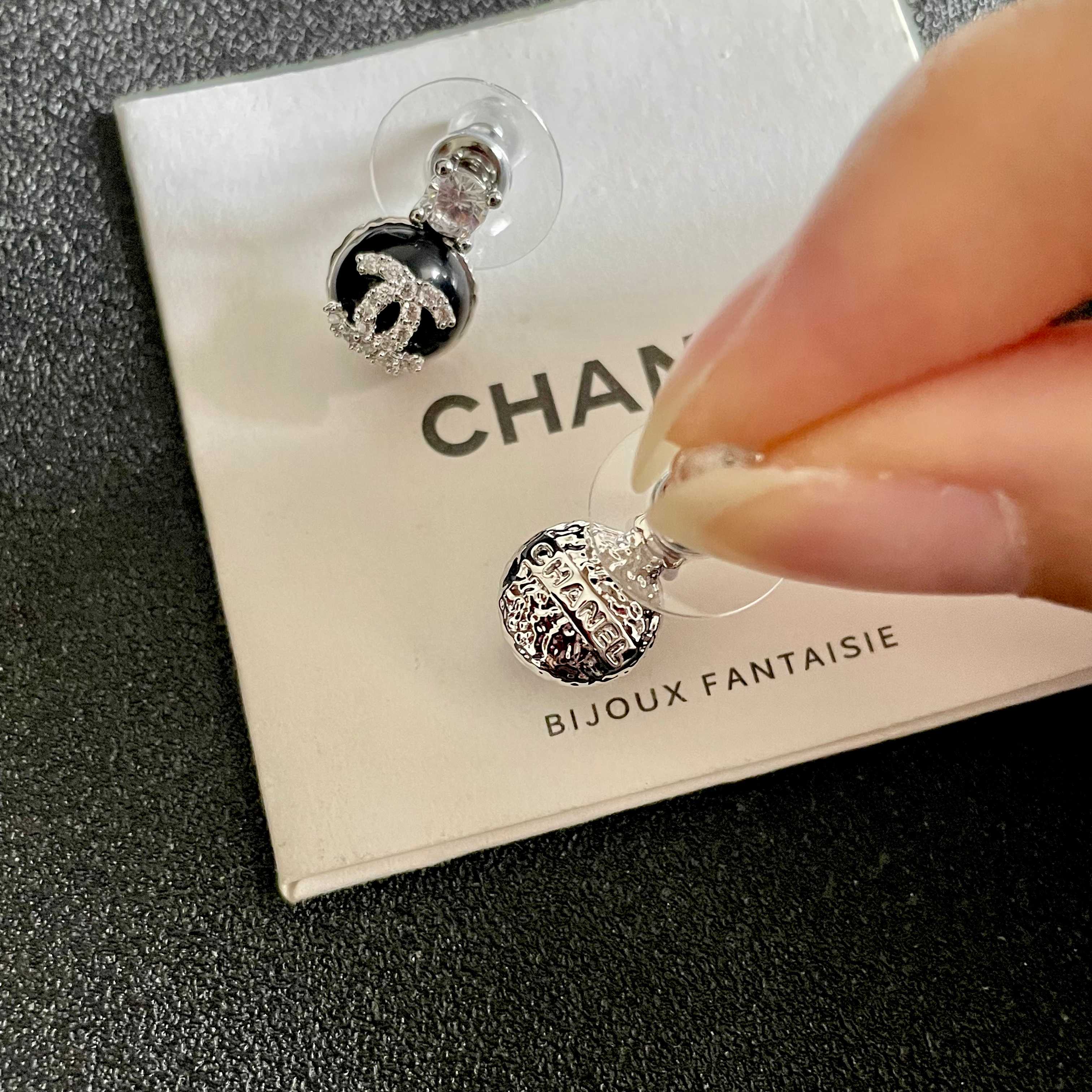 CHANEL 26S DOUBLE C LOGO BLACK ENAMEL CRYSTAL DROP STUD EARRINGS IN SILVER METAL 630075