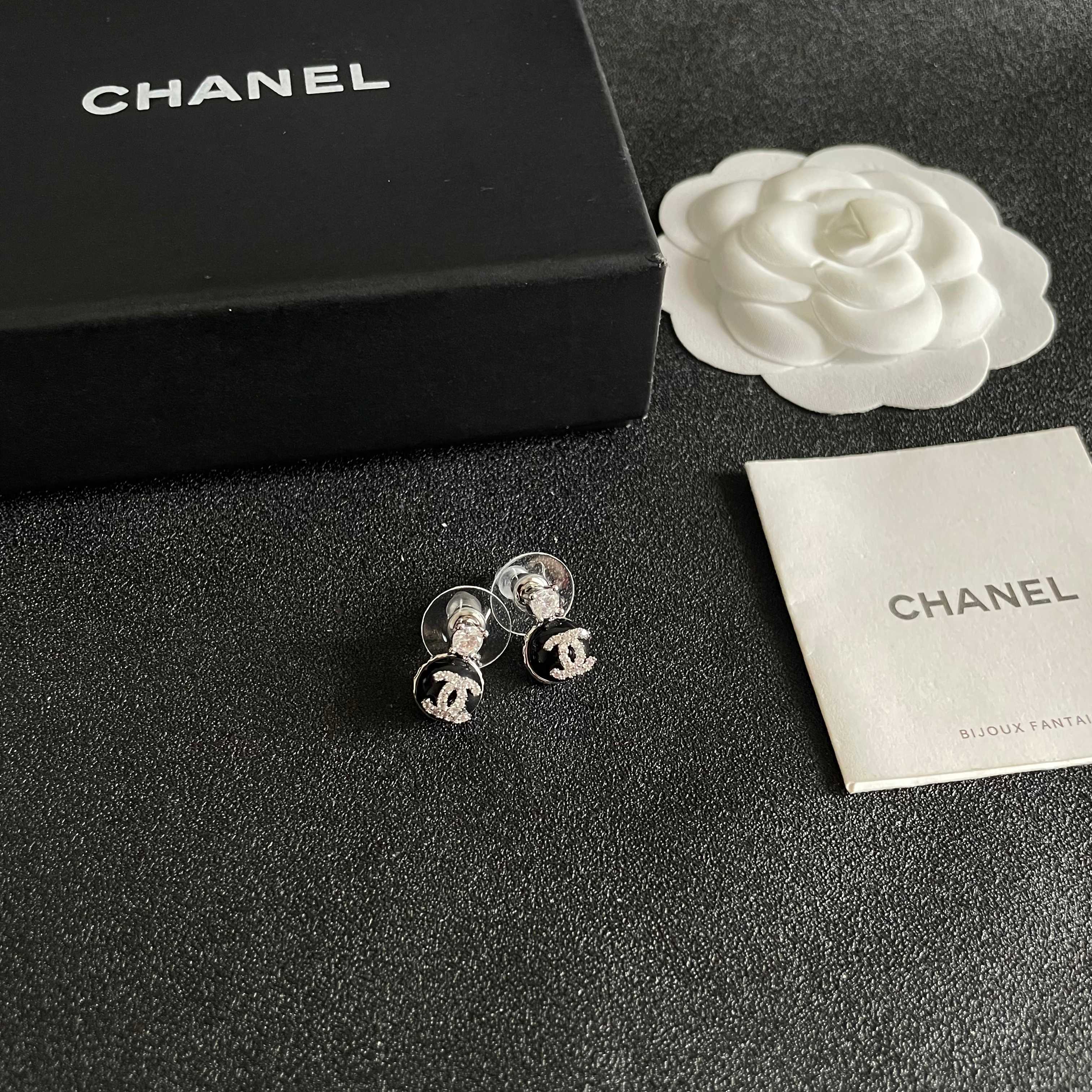 CHANEL 26S DOUBLE C LOGO BLACK ENAMEL CRYSTAL DROP STUD EARRINGS IN SILVER METAL 630075