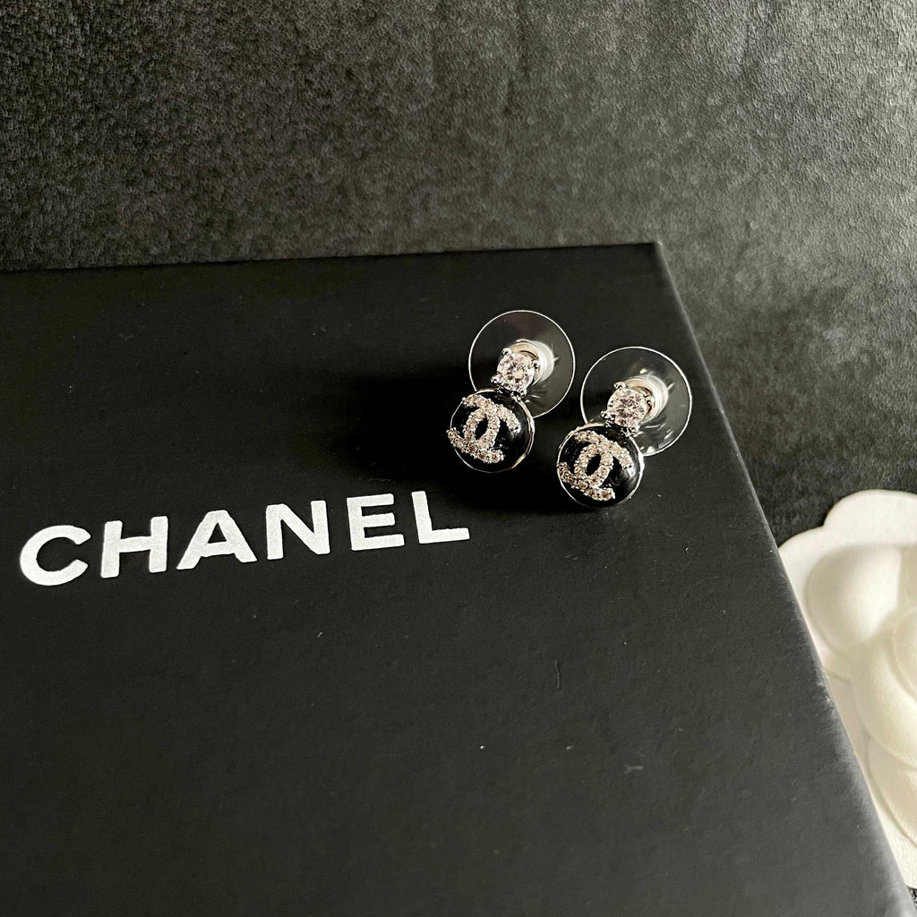 CHANEL 26S DOUBLE C LOGO BLACK ENAMEL CRYSTAL DROP STUD EARRINGS IN SILVER METAL 630075