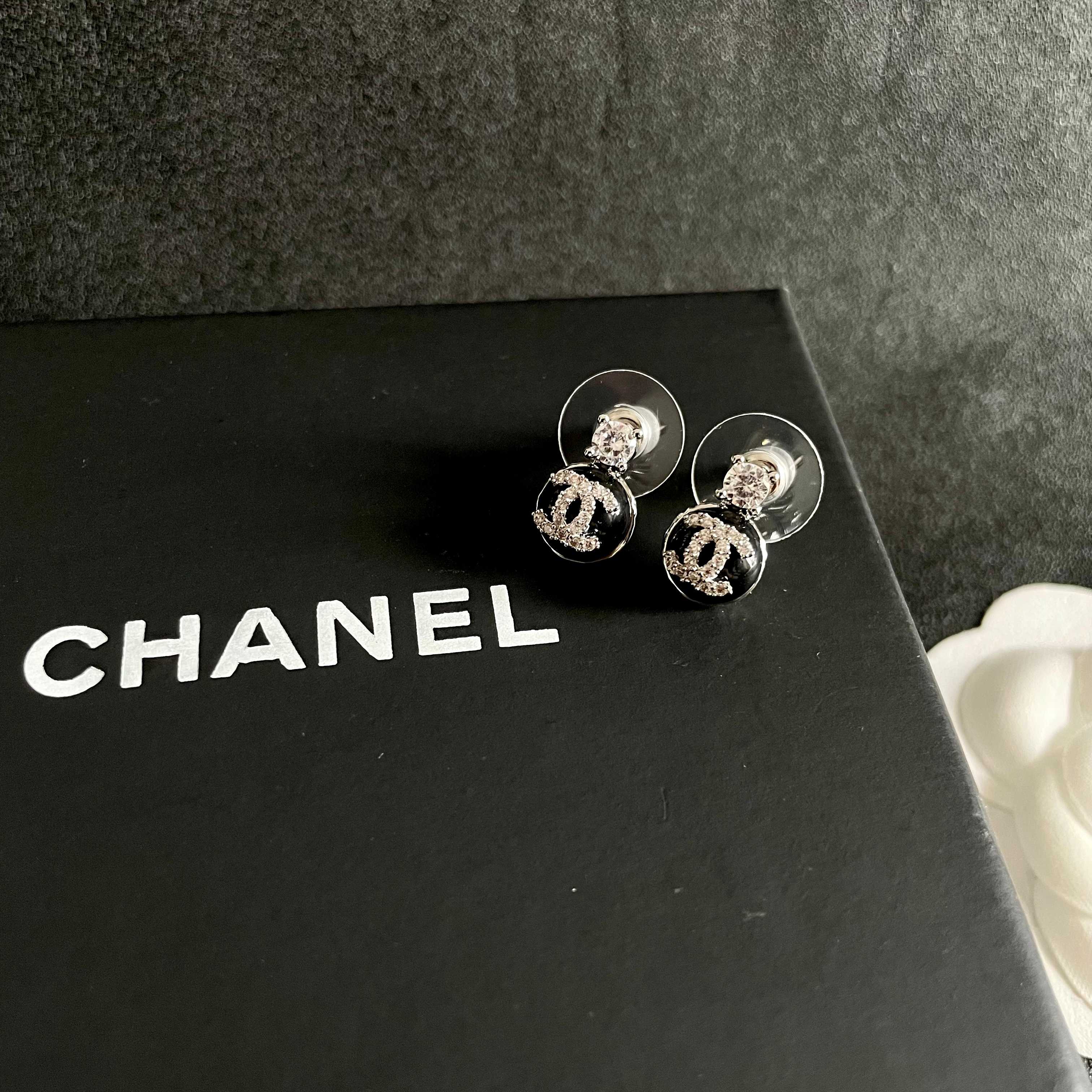 CHANEL 26S DOUBLE C LOGO BLACK ENAMEL CRYSTAL DROP STUD EARRINGS IN SILVER METAL 630075