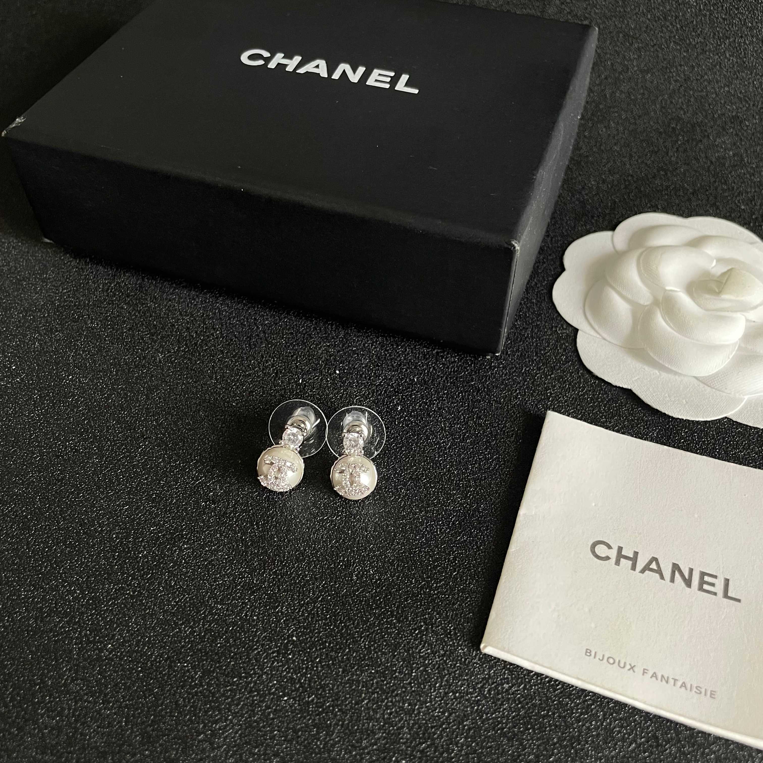 CHANEL 26S DOUBLE C ICON CRYSTAL STUD EARRINGS WITH PAVE LOGO DISC IN SILVER METAL 630076