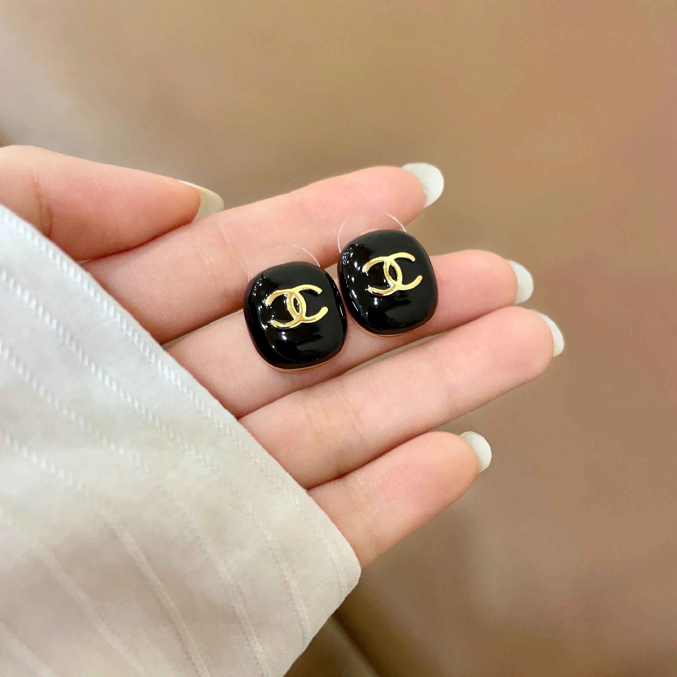CHANEL 26S DOUBLE C LOGO BLACK ENAMEL OVAL STUD EARRINGS IN GOLD METAL 630077