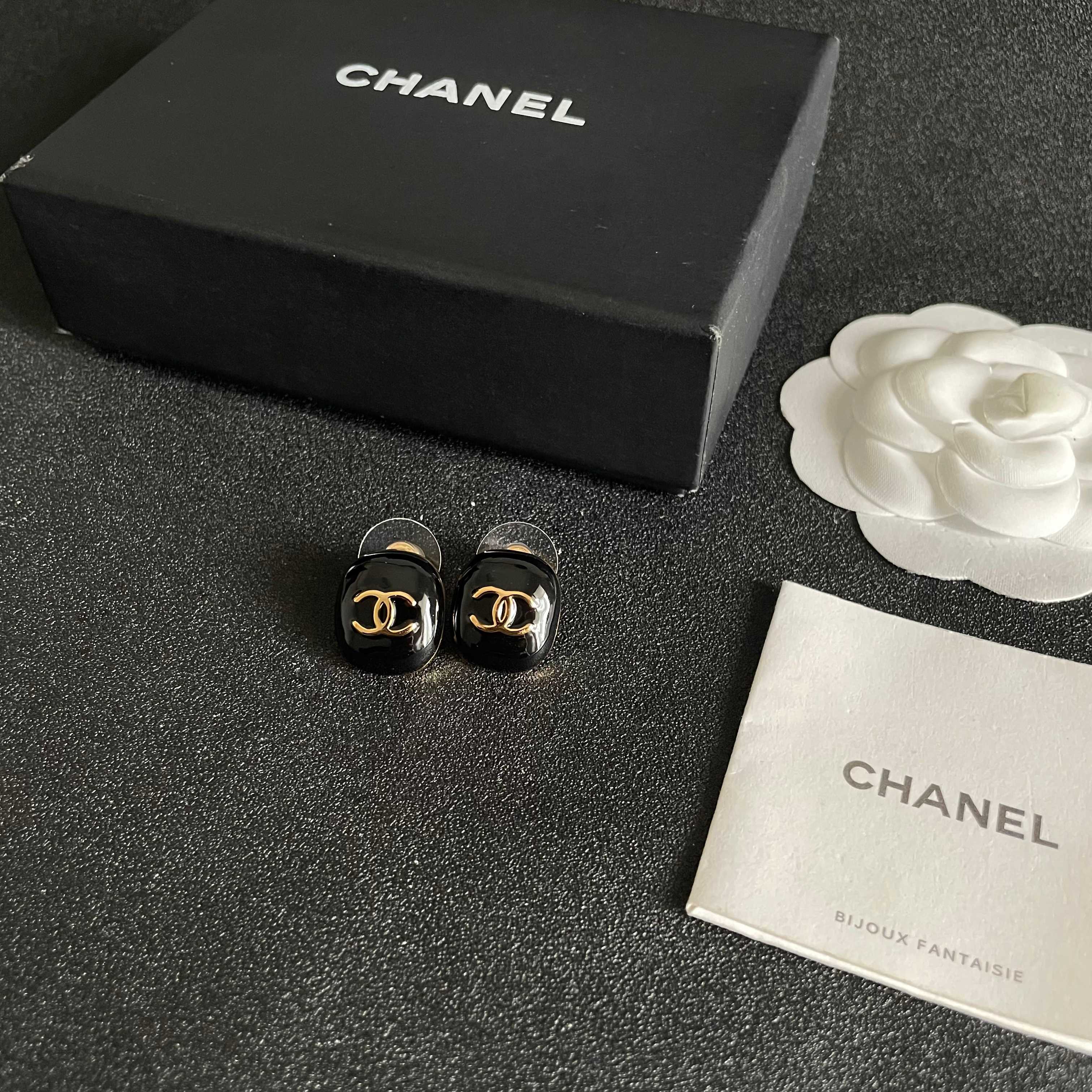 CHANEL 26S DOUBLE C LOGO BLACK ENAMEL OVAL STUD EARRINGS IN GOLD METAL 630077