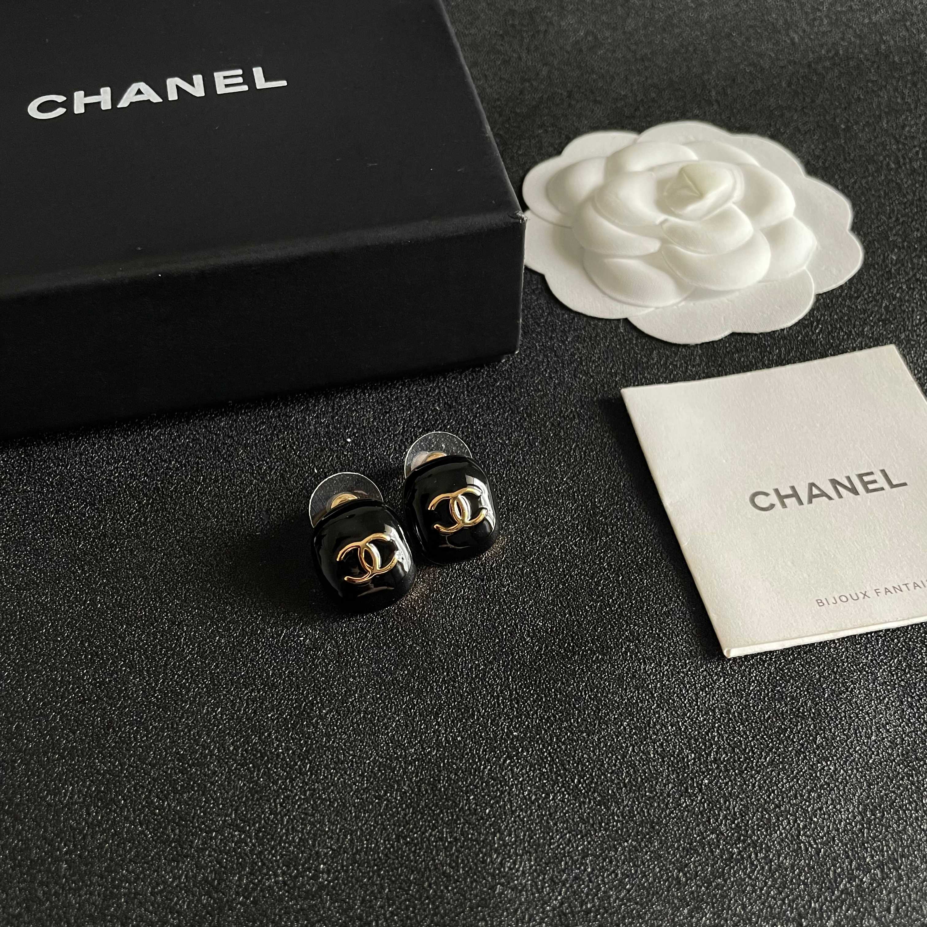 CHANEL 26S DOUBLE C LOGO BLACK ENAMEL OVAL STUD EARRINGS IN GOLD METAL 630077