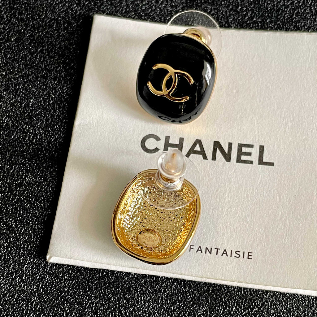 CHANEL 26S DOUBLE C LOGO BLACK ENAMEL OVAL STUD EARRINGS IN GOLD METAL 630077