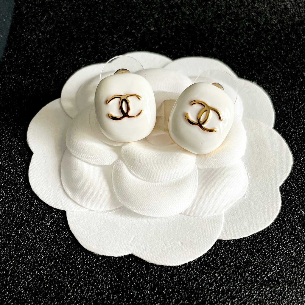 CHANEL 26S DOUBLE C LOGO WHITE ENAMEL OVAL STUD EARRINGS IN GOLD METAL 630078