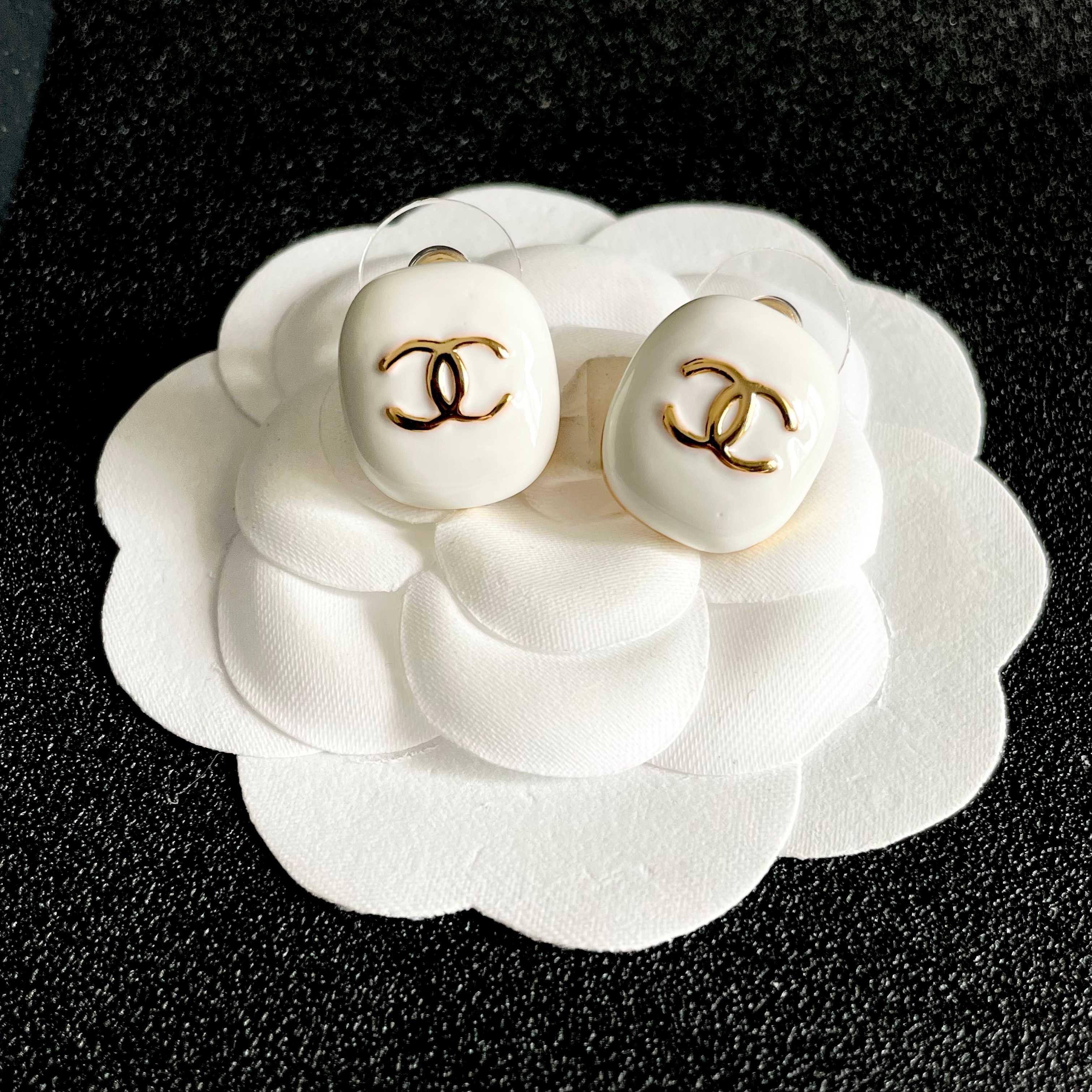 CHANEL 26S DOUBLE C LOGO WHITE ENAMEL OVAL STUD EARRINGS IN GOLD METAL 630078