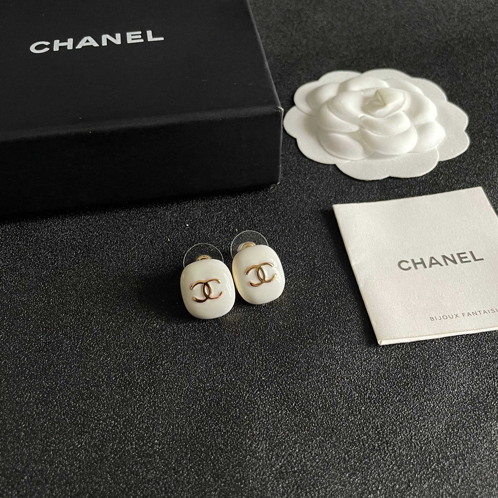 CHANEL 26S DOUBLE C LOGO WHITE ENAMEL OVAL STUD EARRINGS IN GOLD METAL 630078