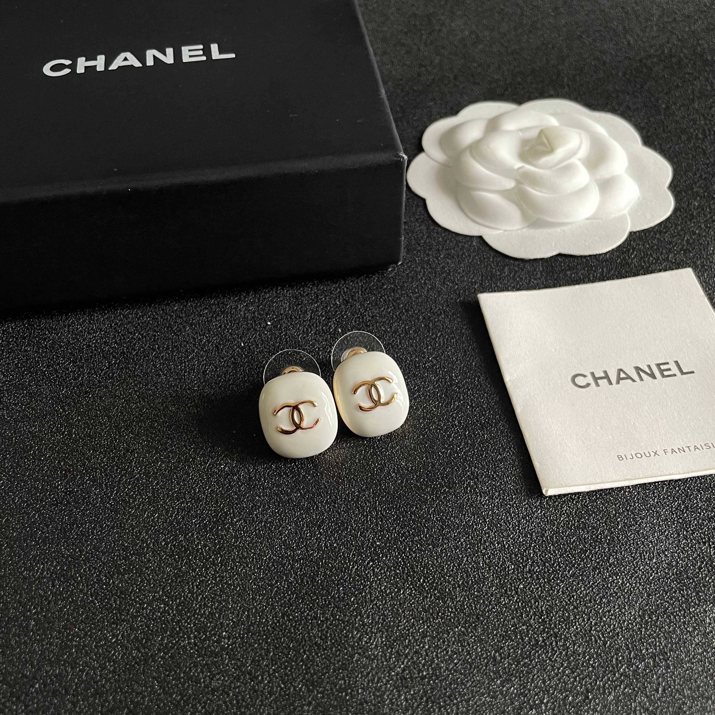 CHANEL 26S DOUBLE C LOGO WHITE ENAMEL OVAL STUD EARRINGS IN GOLD METAL 630078