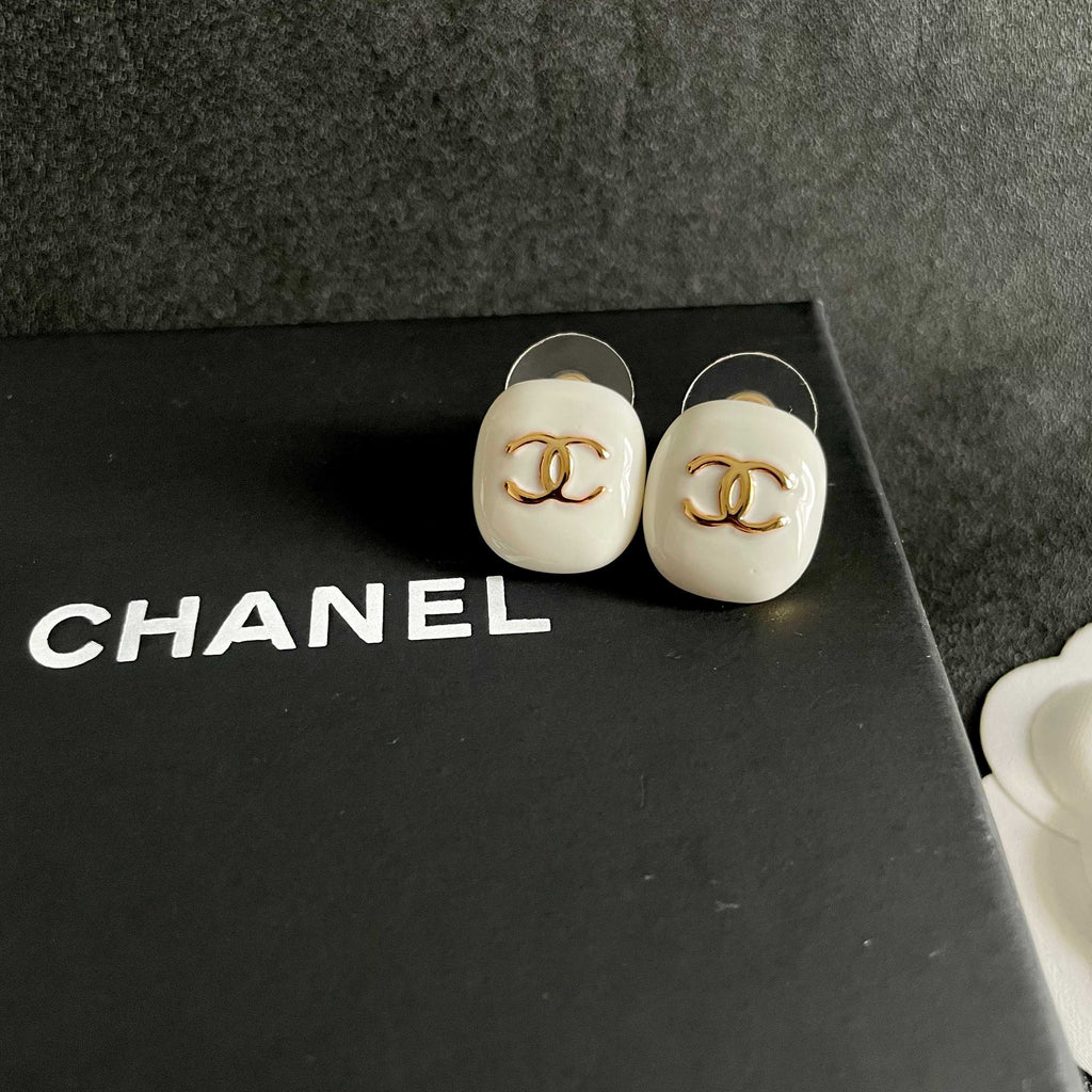 CHANEL 26S DOUBLE C LOGO WHITE ENAMEL OVAL STUD EARRINGS IN GOLD METAL 630078