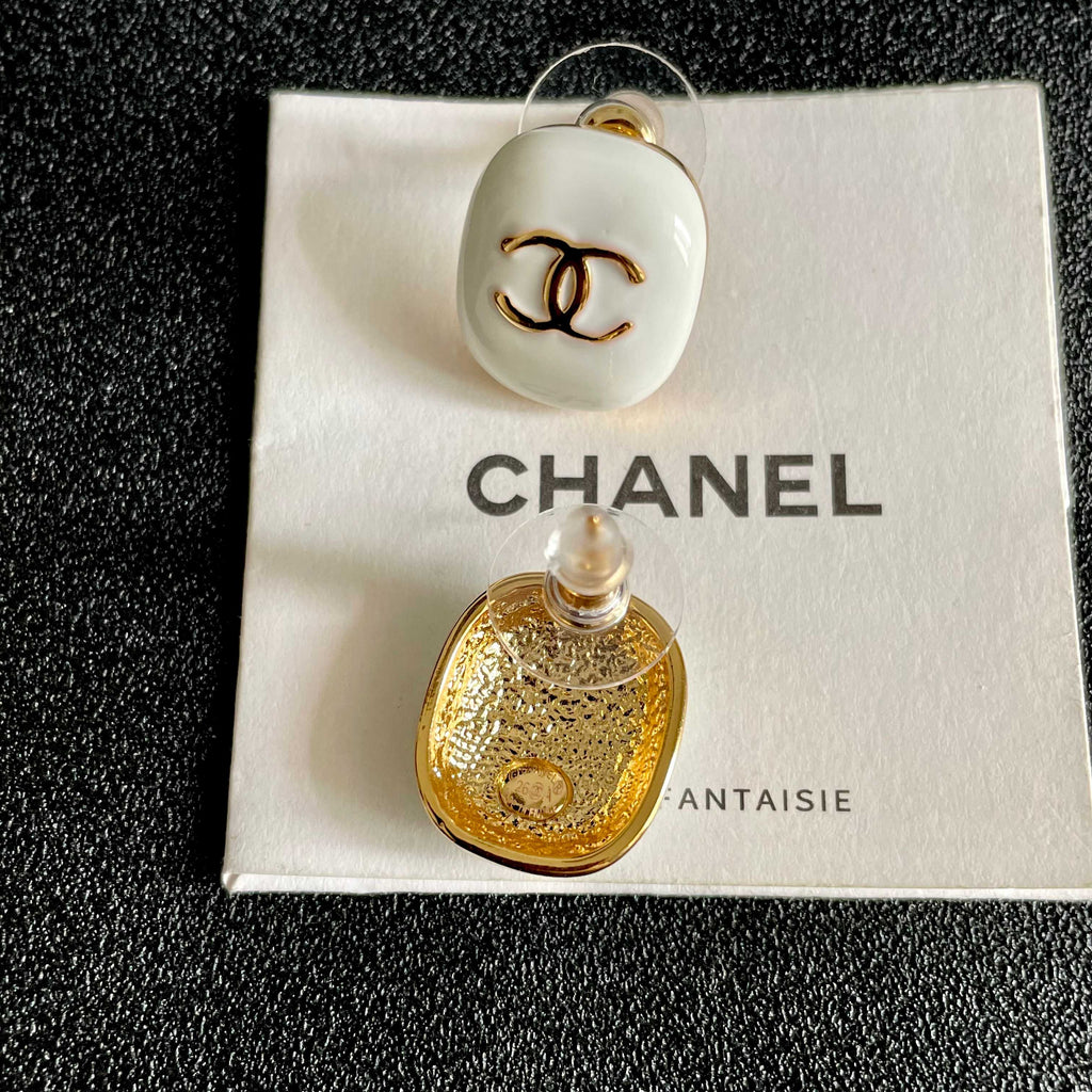 CHANEL 26S DOUBLE C LOGO WHITE ENAMEL OVAL STUD EARRINGS IN GOLD METAL 630078