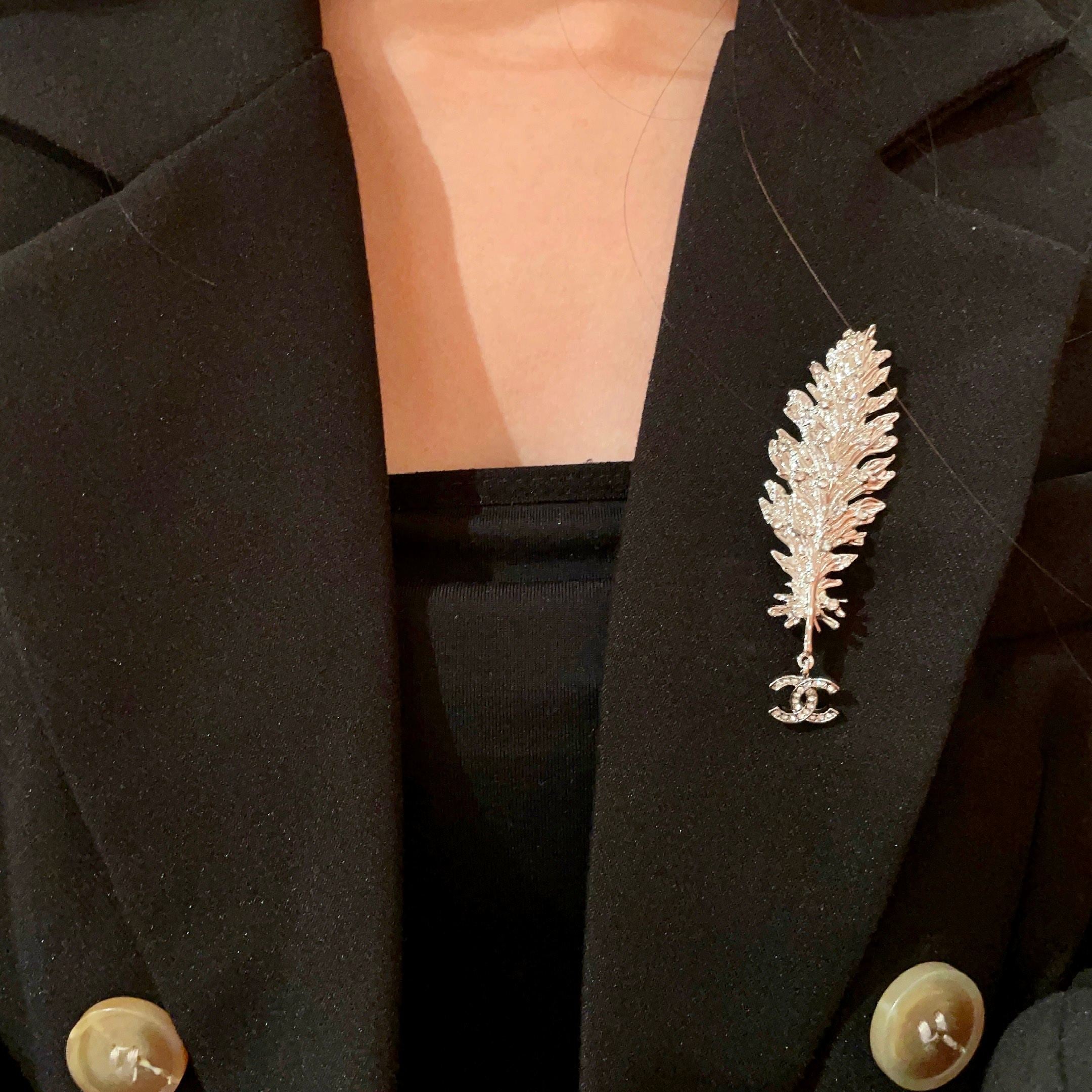 CHANEL 26S DOUBLE C LOGO CRYSTAL EMBELLISHED LEAF BROOCH IN SILVER METAL 630081