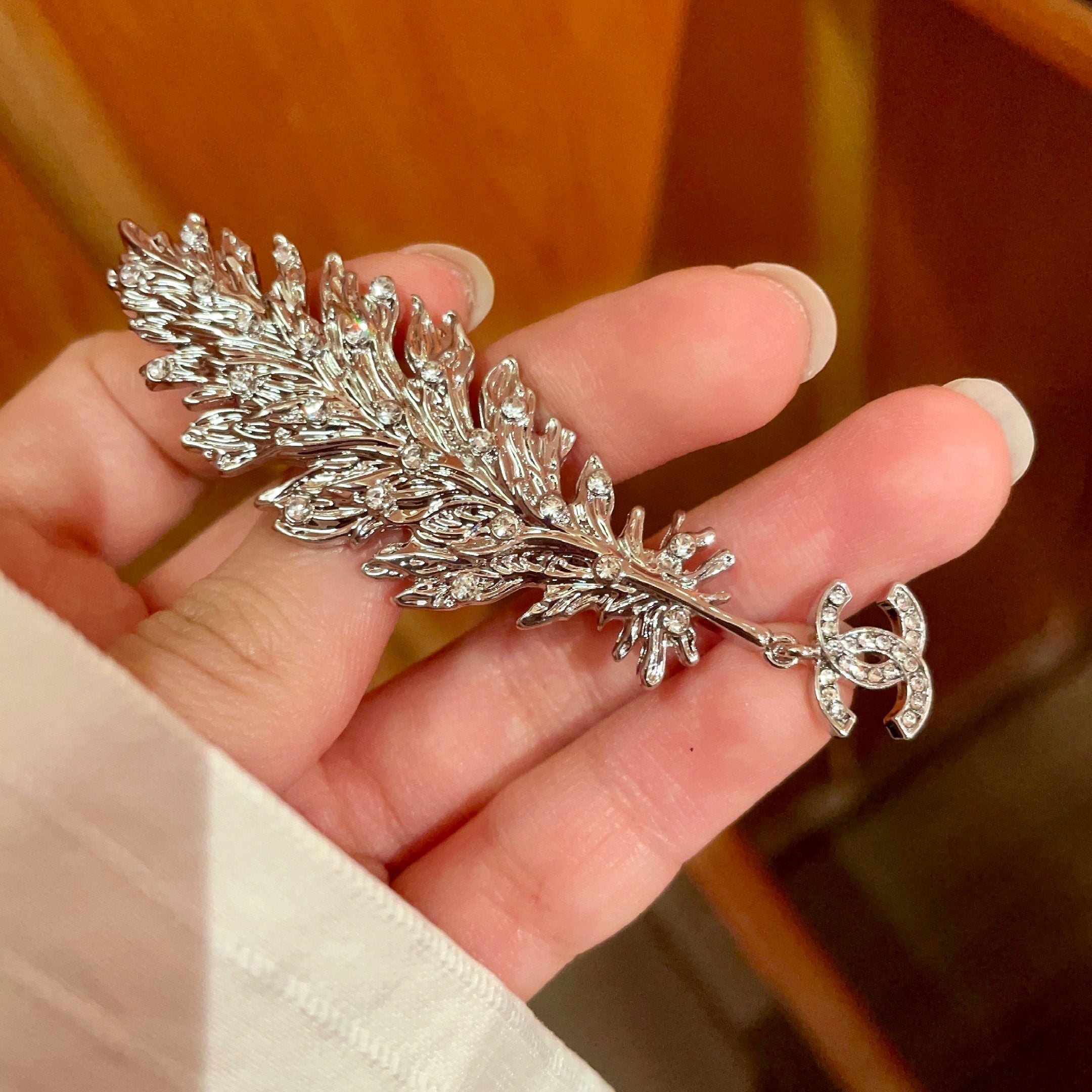 CHANEL 26S DOUBLE C LOGO CRYSTAL EMBELLISHED LEAF BROOCH IN SILVER METAL 630081