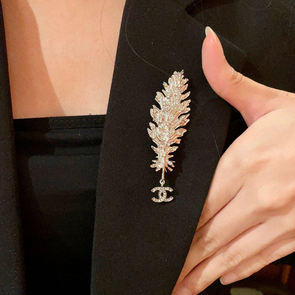 CHANEL 26S DOUBLE C LOGO CRYSTAL EMBELLISHED LEAF BROOCH IN SILVER METAL 630081