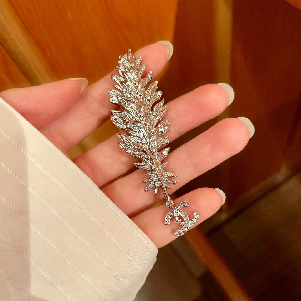 CHANEL 26S DOUBLE C LOGO CRYSTAL EMBELLISHED LEAF BROOCH IN SILVER METAL 630081