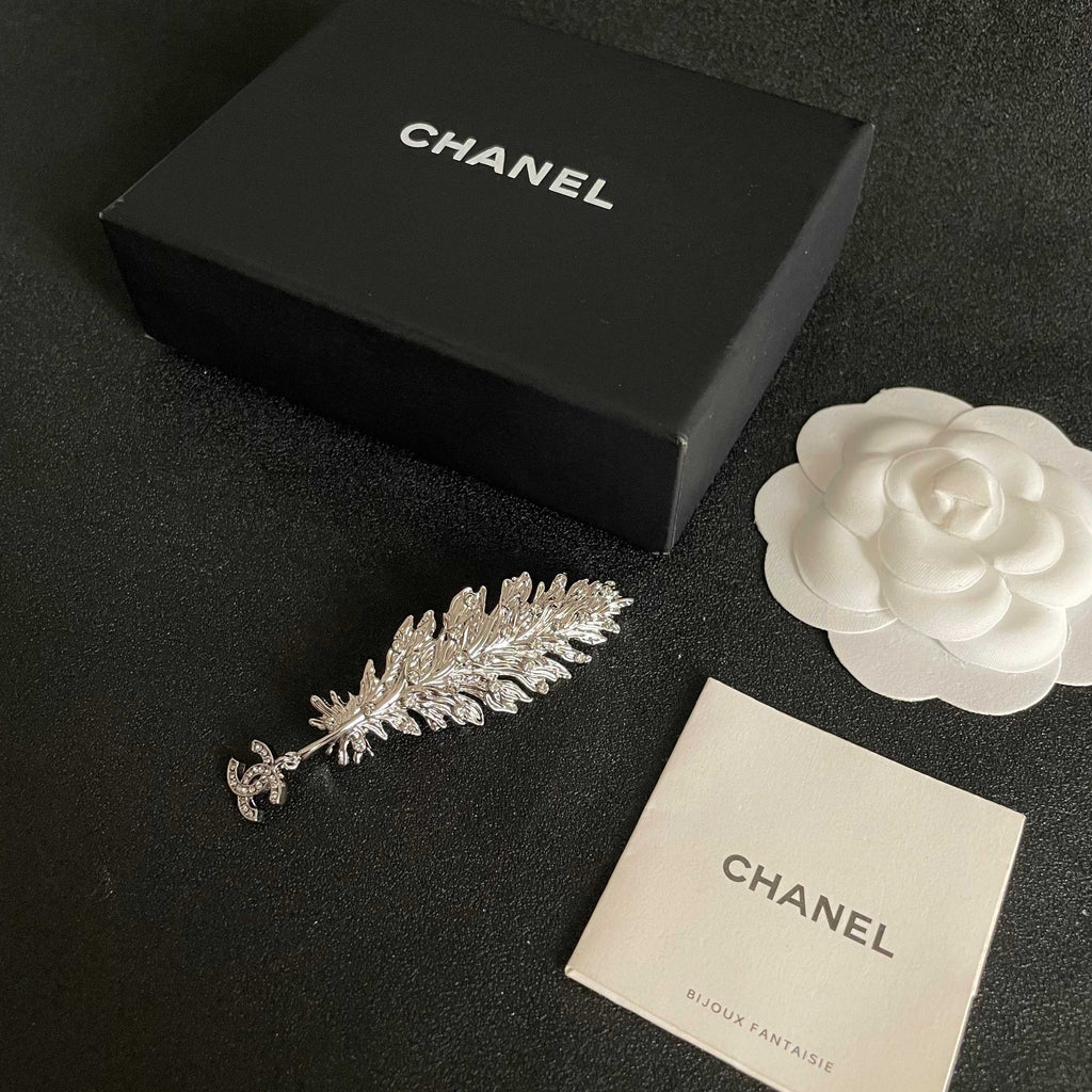 CHANEL 26S DOUBLE C LOGO CRYSTAL EMBELLISHED LEAF BROOCH IN SILVER METAL 630081