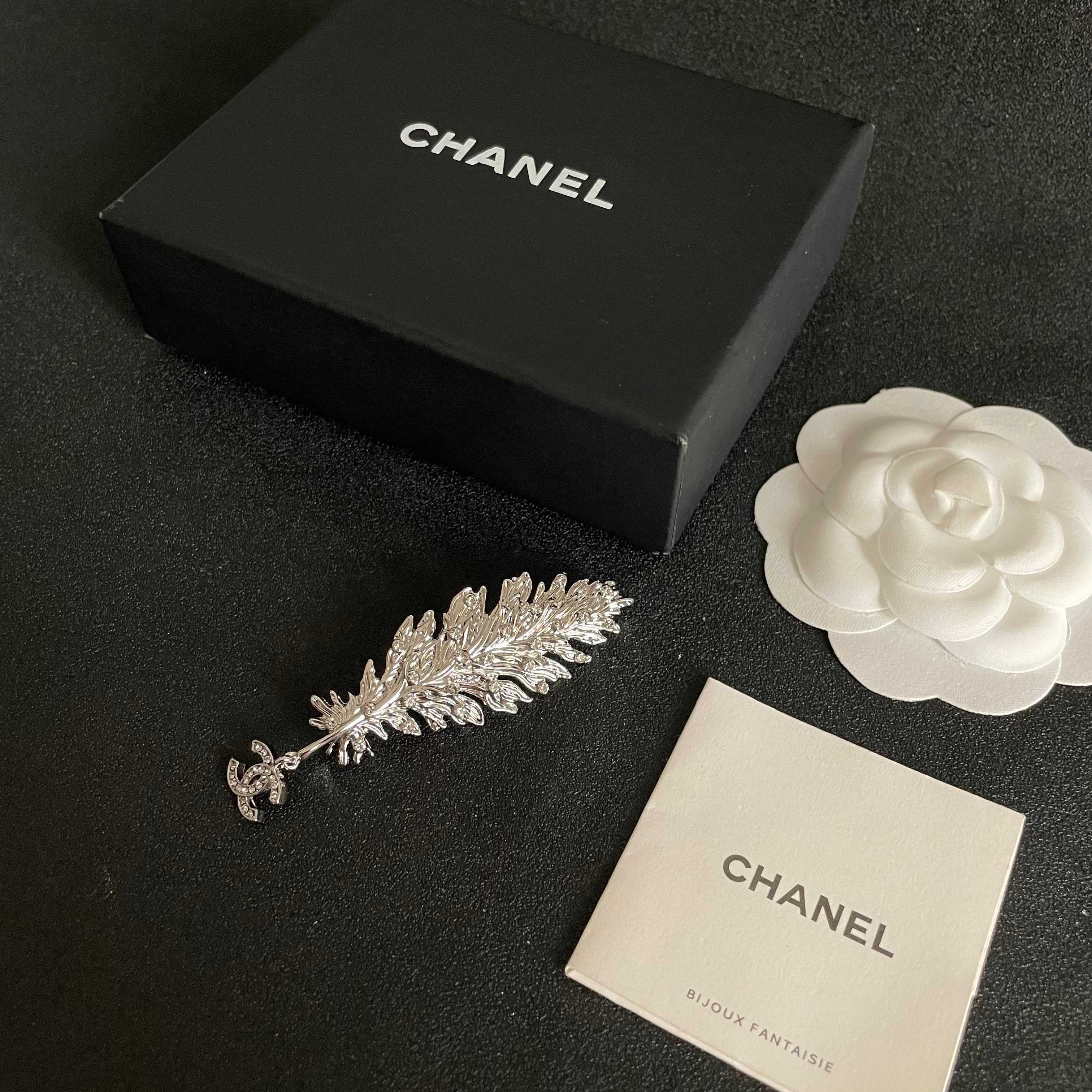 CHANEL 26S DOUBLE C LOGO CRYSTAL EMBELLISHED LEAF BROOCH IN SILVER METAL 630081