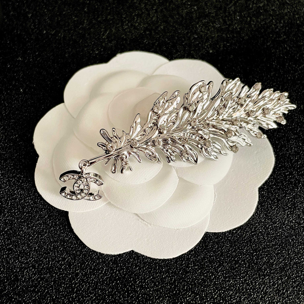 CHANEL 26S DOUBLE C LOGO CRYSTAL EMBELLISHED LEAF BROOCH IN SILVER METAL 630081