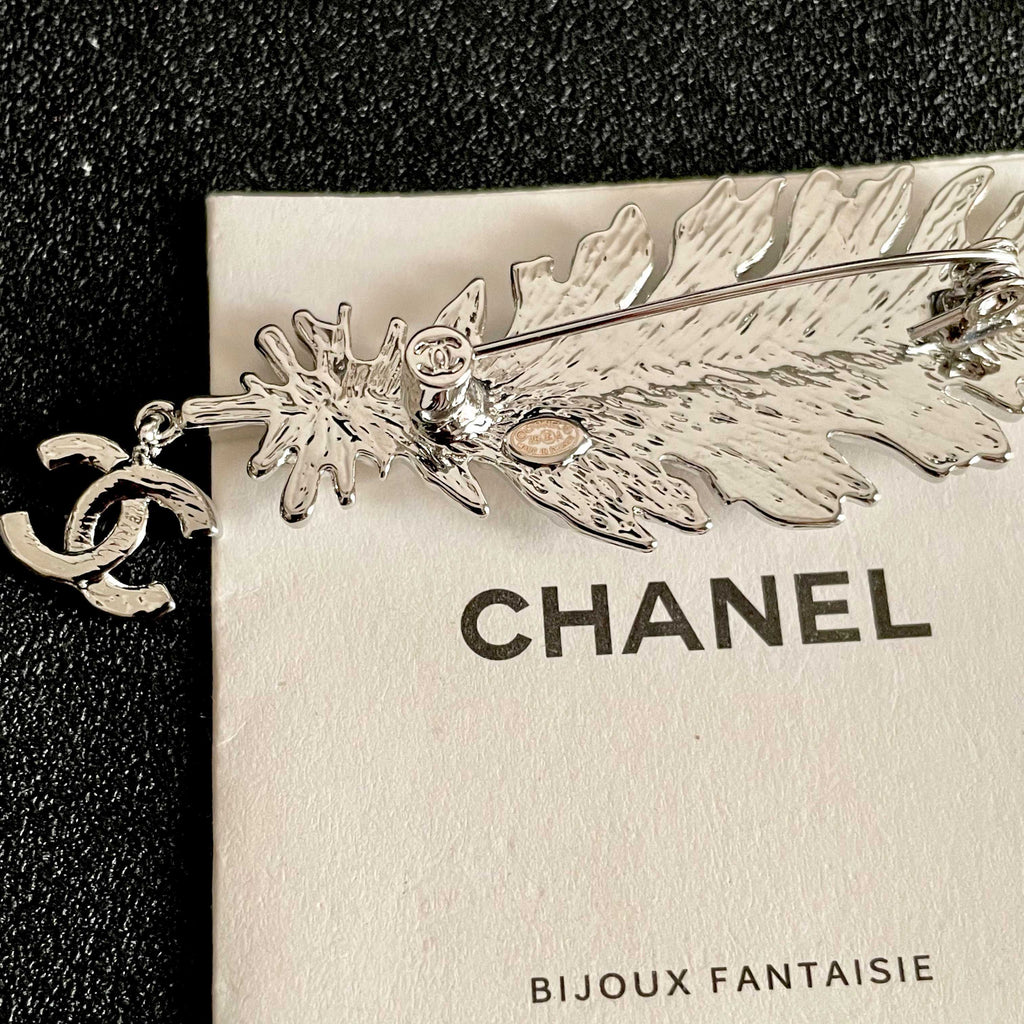 CHANEL 26S DOUBLE C LOGO CRYSTAL EMBELLISHED LEAF BROOCH IN SILVER METAL 630081