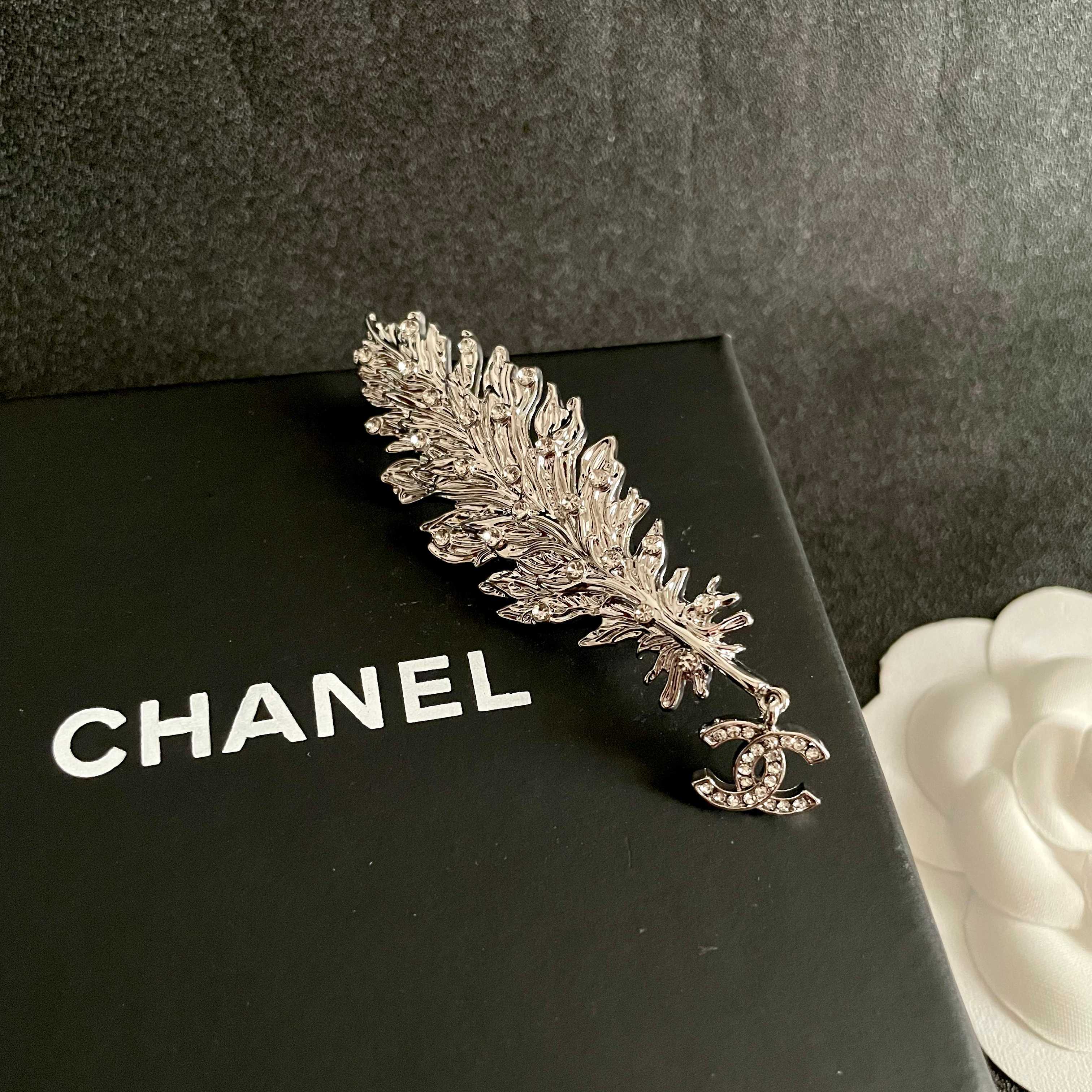 CHANEL 26S DOUBLE C LOGO CRYSTAL EMBELLISHED LEAF BROOCH IN SILVER METAL 630081