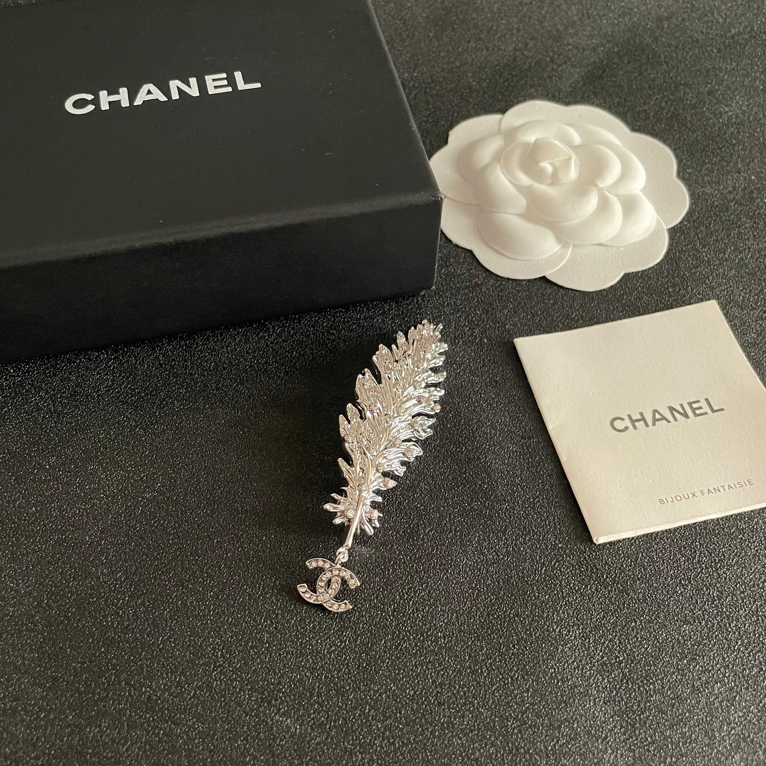 CHANEL 26S DOUBLE C LOGO CRYSTAL EMBELLISHED LEAF BROOCH IN SILVER METAL 630081
