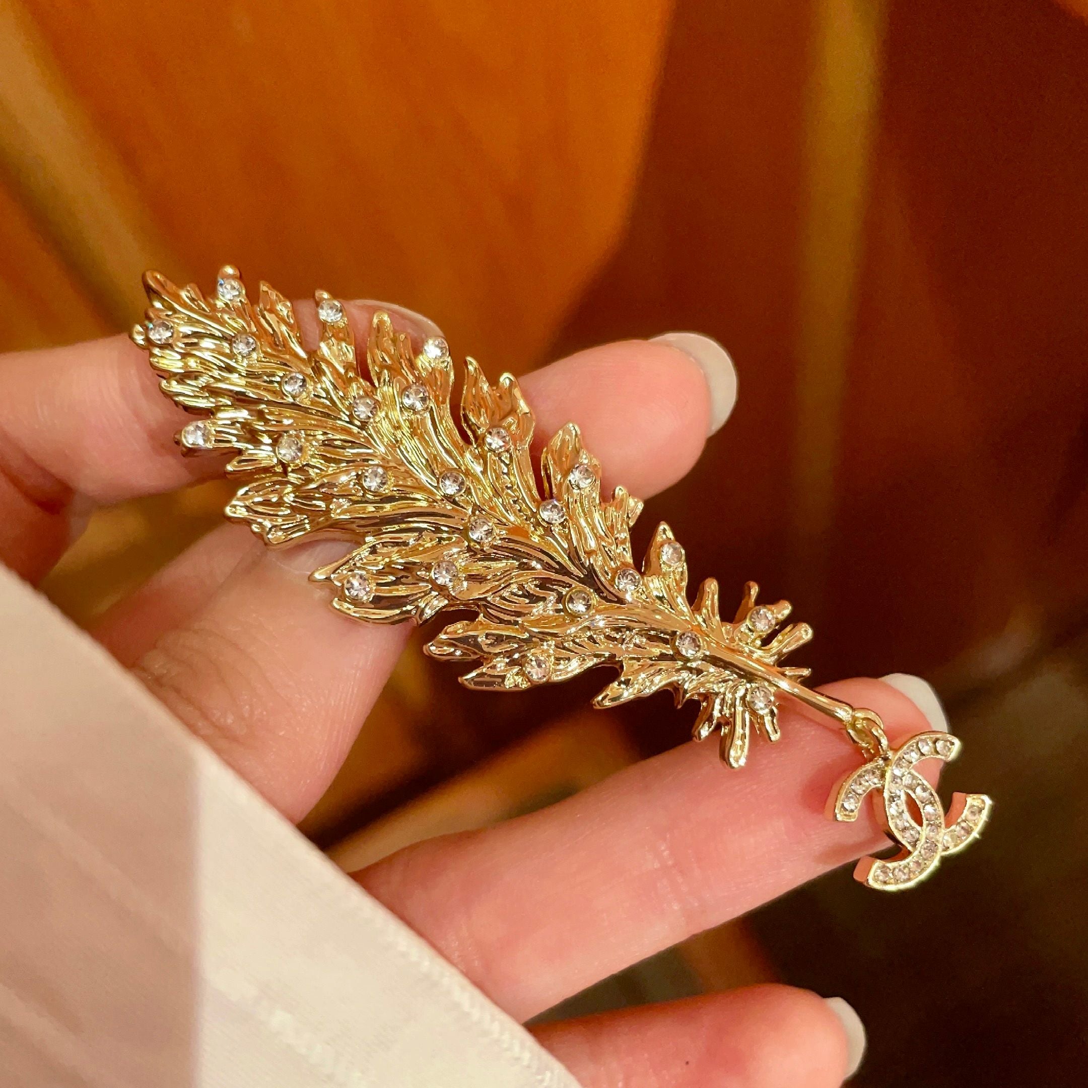 CHANEL 26S DOUBLE C LOGO CRYSTAL EMBELLISHED LEAF BROOCH IN GOLD METAL 630082