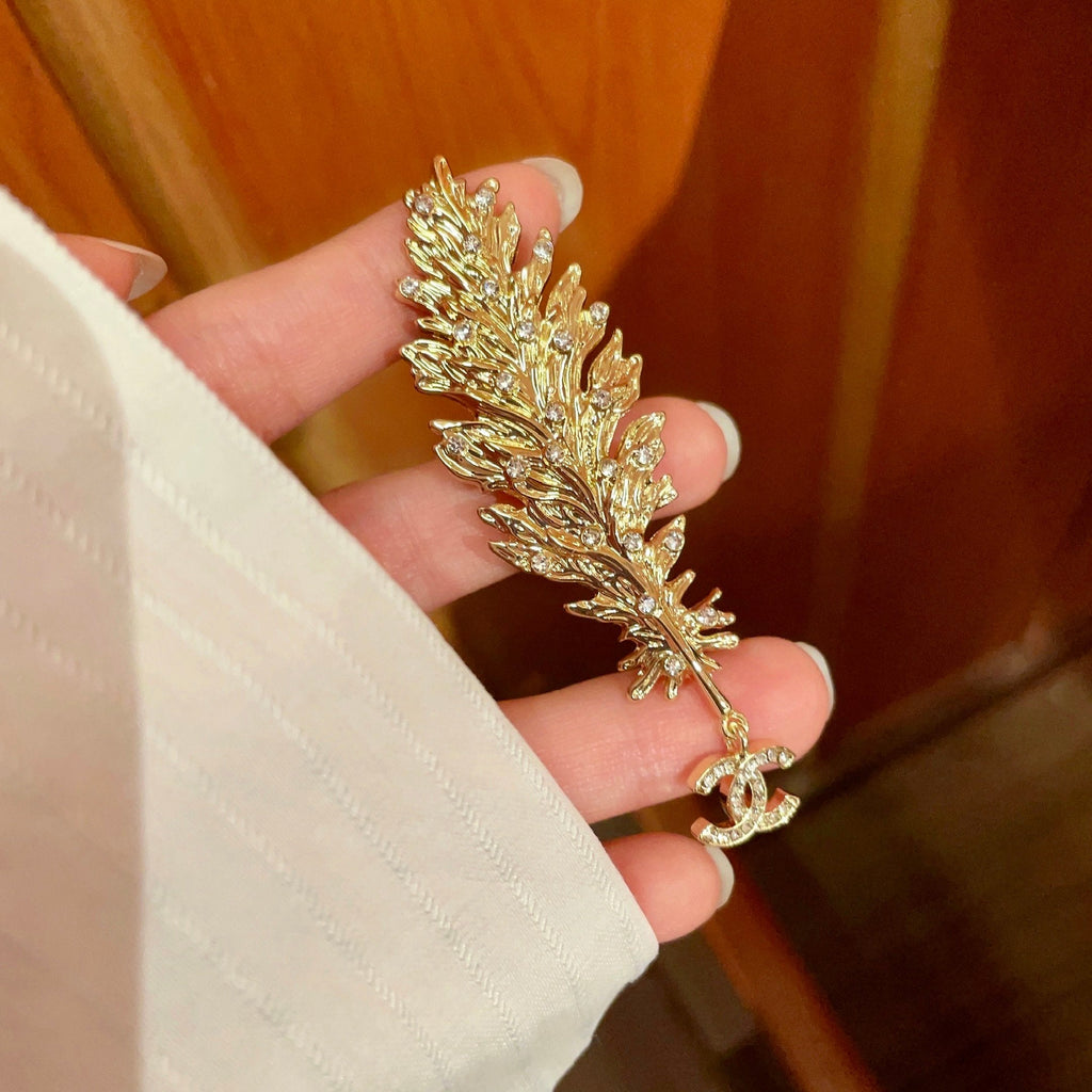 CHANEL 26S DOUBLE C LOGO CRYSTAL EMBELLISHED LEAF BROOCH IN GOLD METAL 630082
