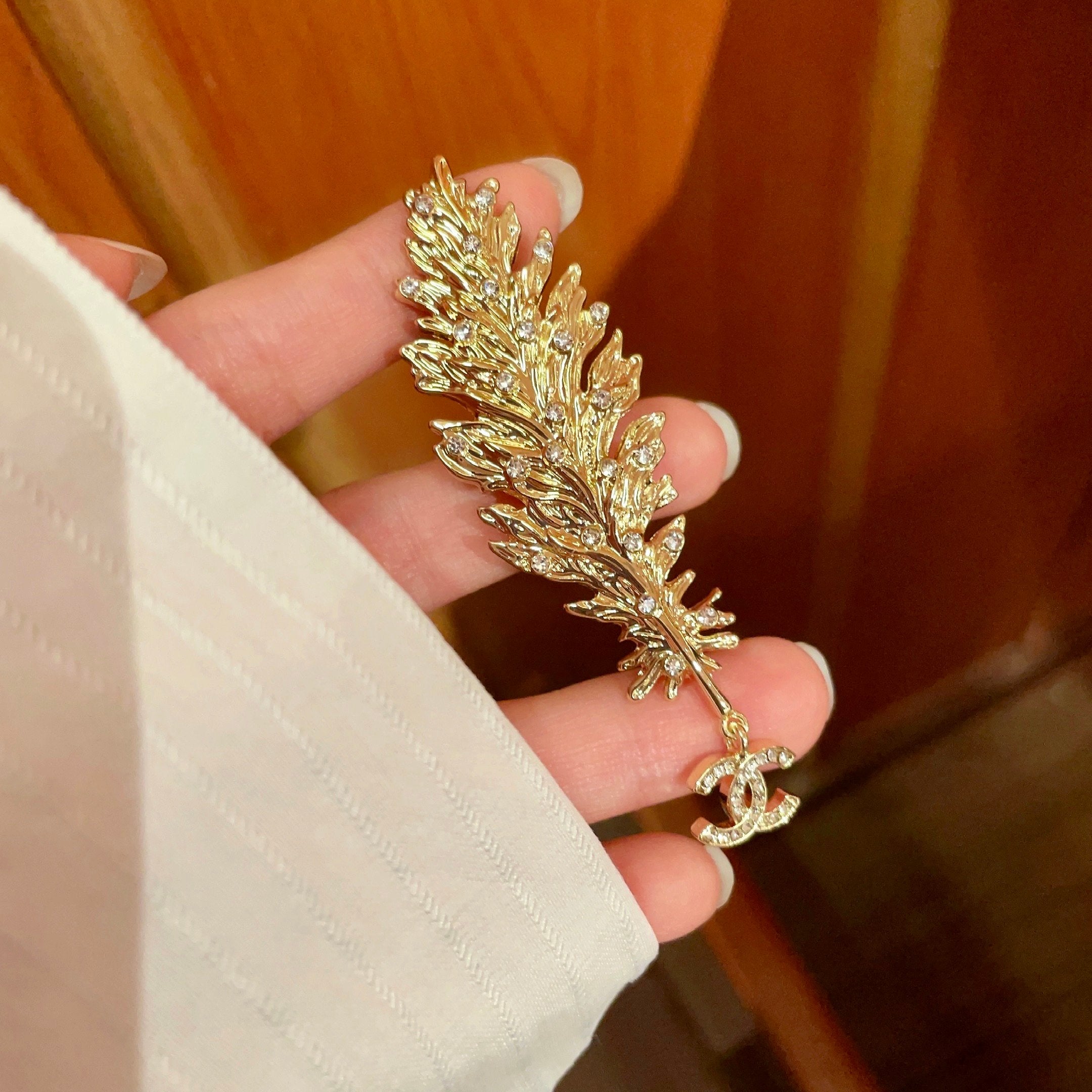 CHANEL 26S DOUBLE C LOGO CRYSTAL EMBELLISHED LEAF BROOCH IN GOLD METAL 630082