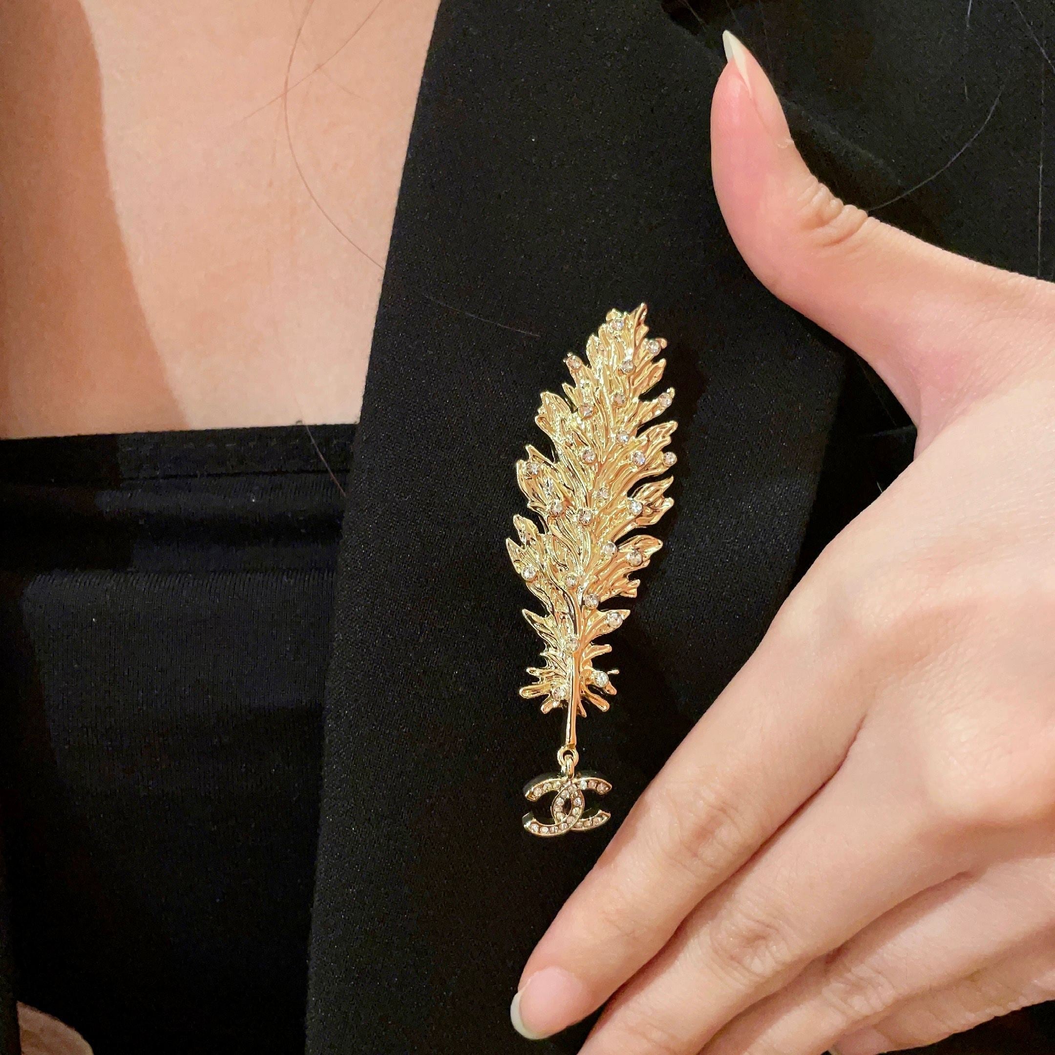 CHANEL 26S DOUBLE C LOGO CRYSTAL EMBELLISHED LEAF BROOCH IN GOLD METAL 630082