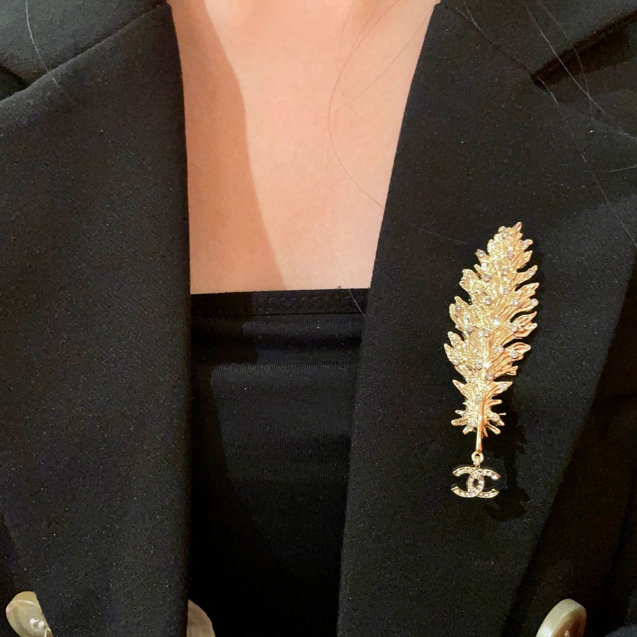 CHANEL 26S DOUBLE C LOGO CRYSTAL EMBELLISHED LEAF BROOCH IN GOLD METAL 630082