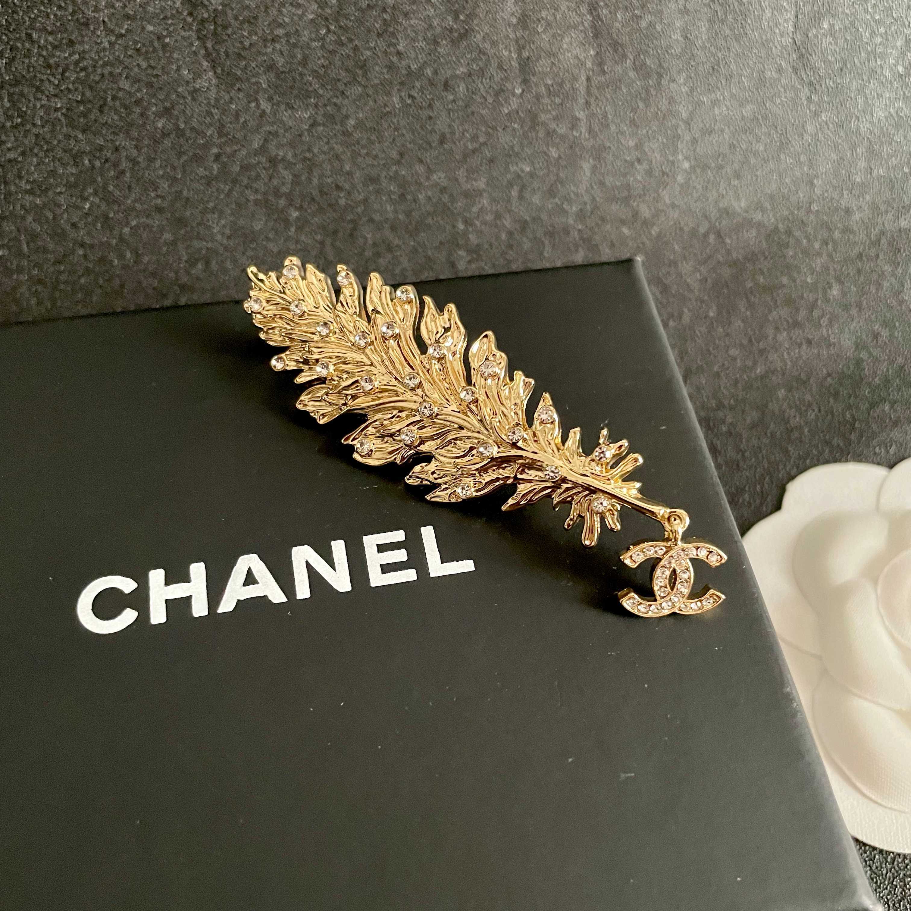 CHANEL 26S DOUBLE C LOGO CRYSTAL EMBELLISHED LEAF BROOCH IN GOLD METAL 630082