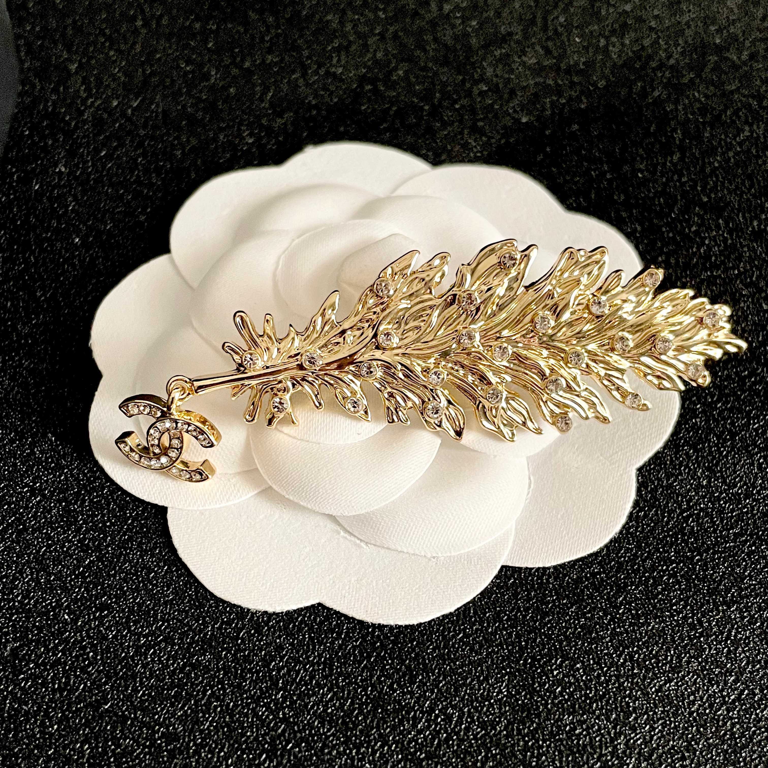 CHANEL 26S DOUBLE C LOGO CRYSTAL EMBELLISHED LEAF BROOCH IN GOLD METAL 630082