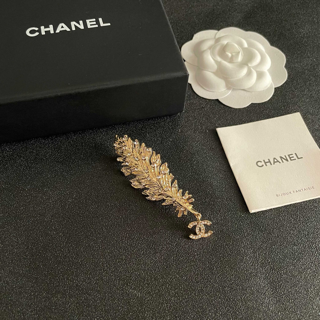 CHANEL 26S DOUBLE C LOGO CRYSTAL EMBELLISHED LEAF BROOCH IN GOLD METAL 630082
